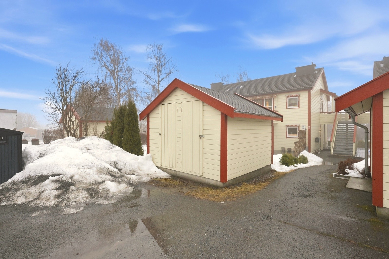 Ved inngangspartiet er det en praktisk utebod som tilhører leiligheten Galleribilde