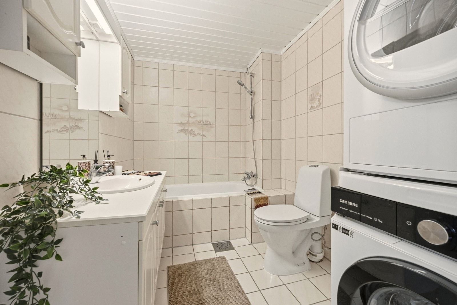 Helfliset bad med opplegg for vaskemaskin og tørketrommel Galleribilde