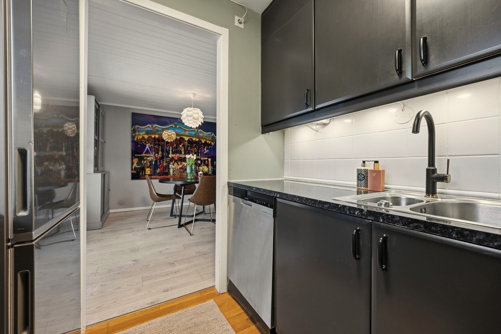 Kjøkkeninnredning med laminerte skrog og malte slette fronter Galleribilde