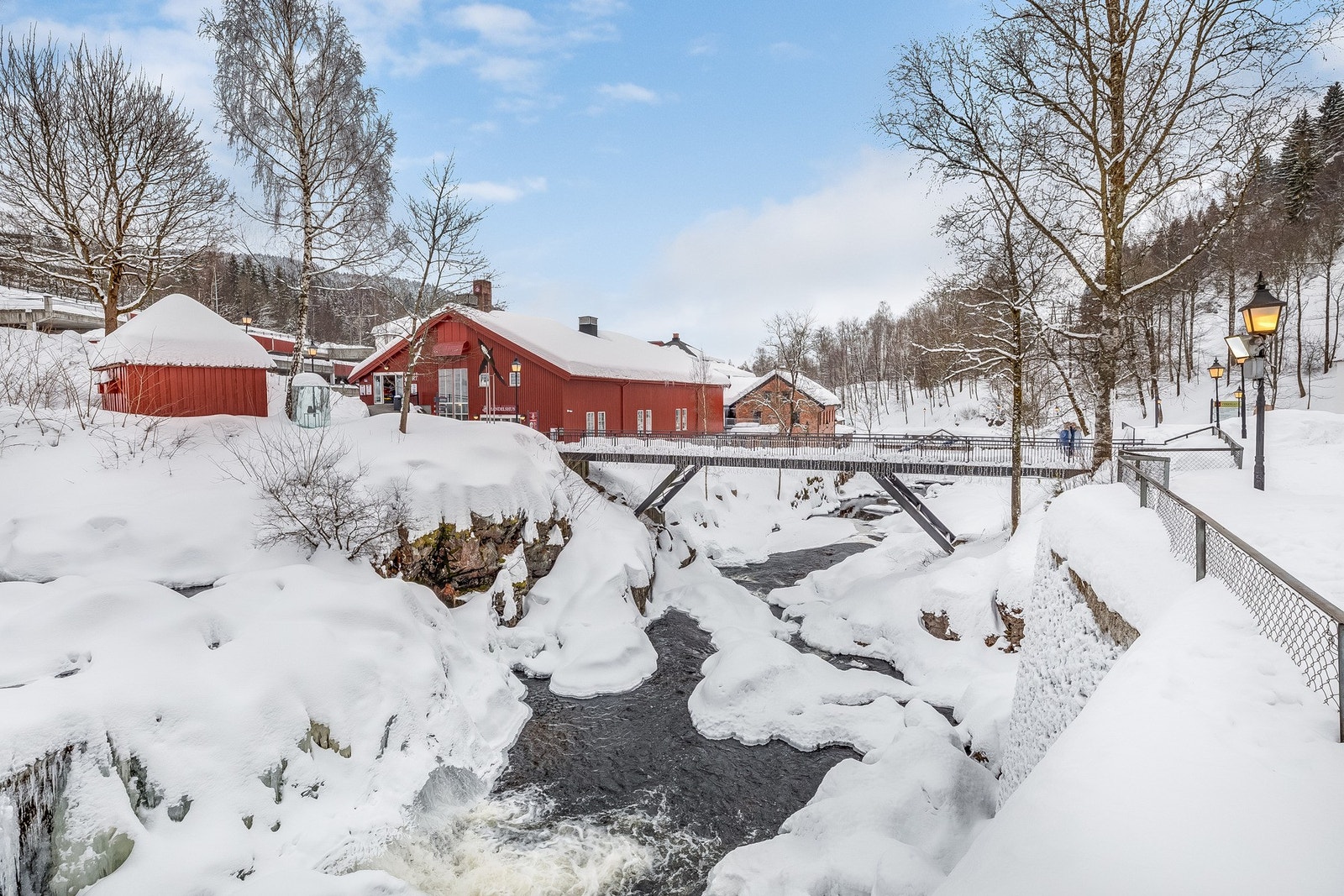 I vintermånedene arrangeres det også aktiviteter og markeder, og spesielt rundt jul får stedet en ekstra magisk følelse med lys, pynt og liv i gatene Galleribilde