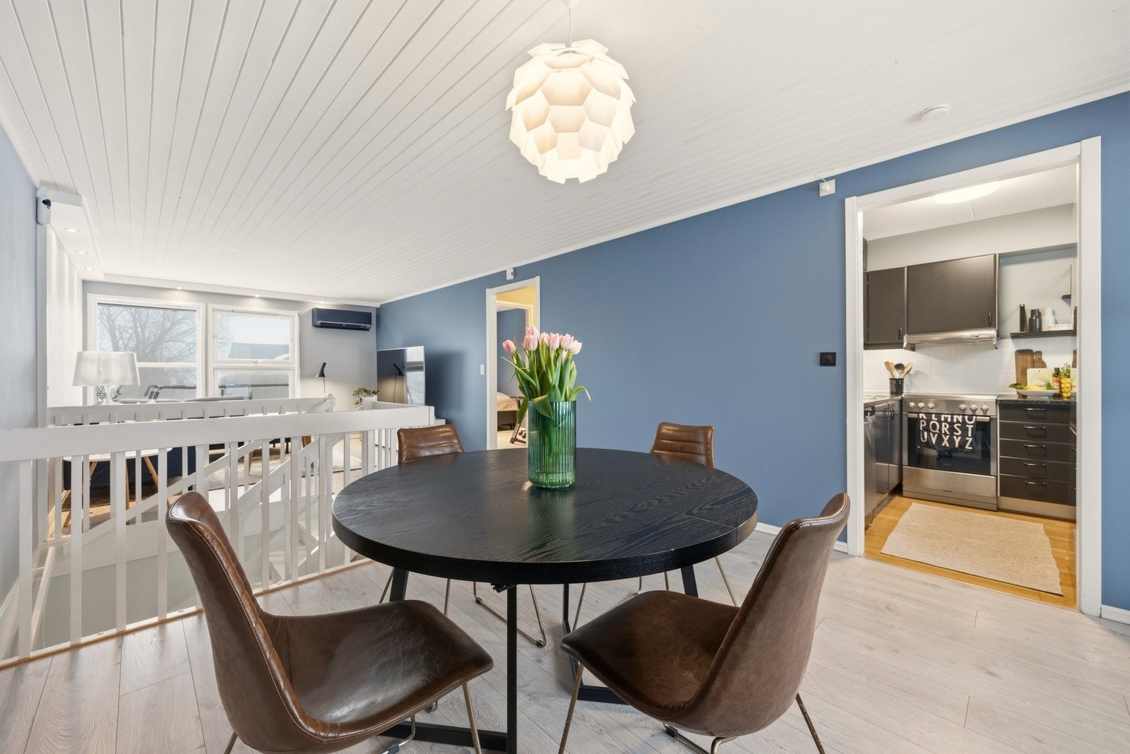 Spisestuen er praktisk plassert i tilknytning til kjøkkenet Galleribilde