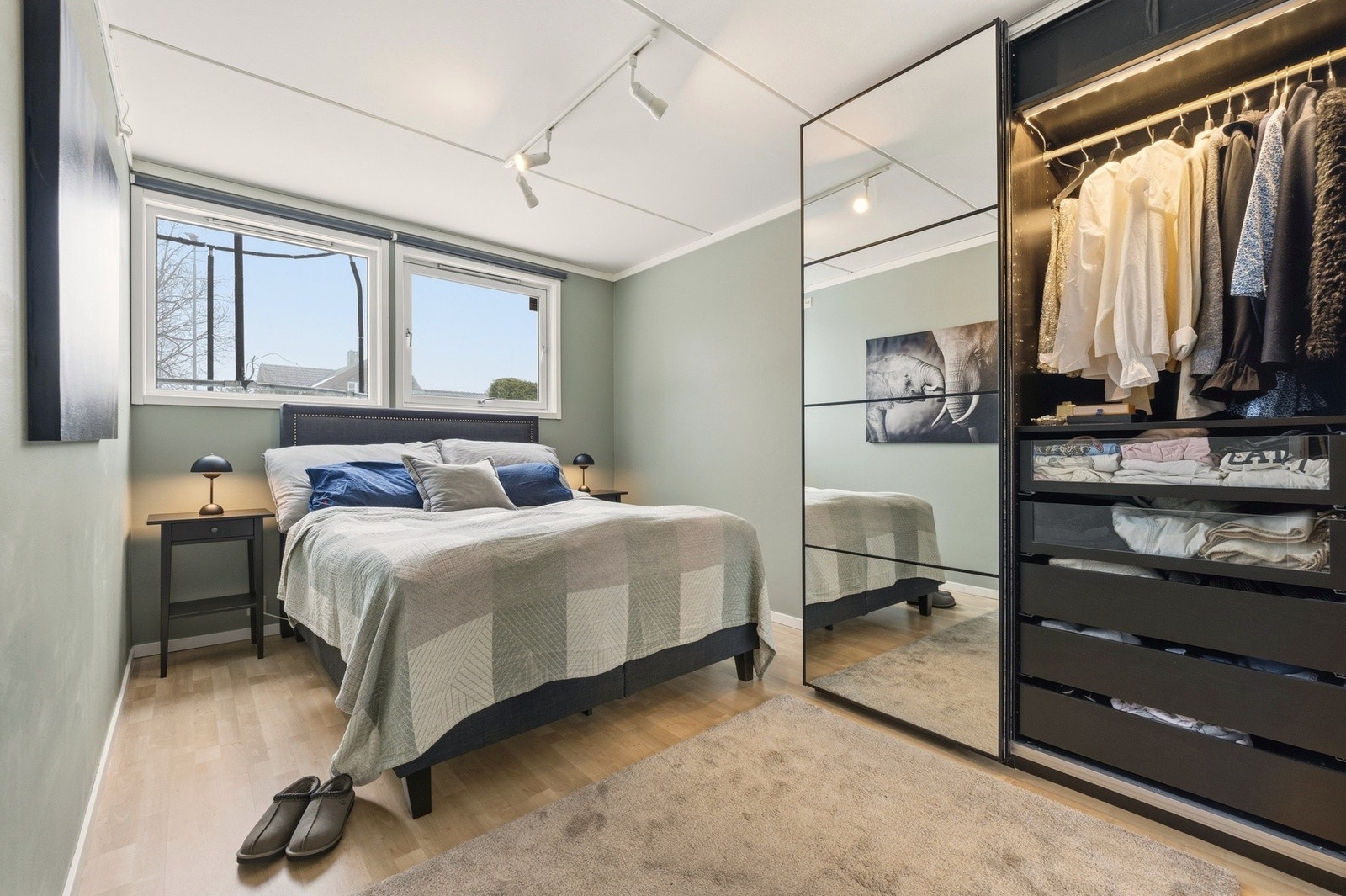 Soverom 2 benyttes som hovedsoverom og er av god størrelse Galleribilde