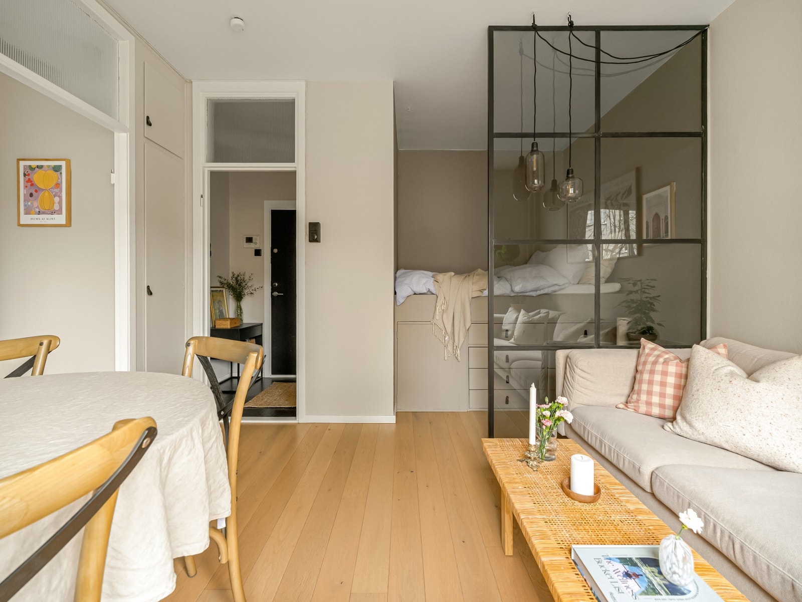 Rommets veggflater er malt i en tidløs og fin fargepalett, som også er enkel å innrede etter. Galleribilde