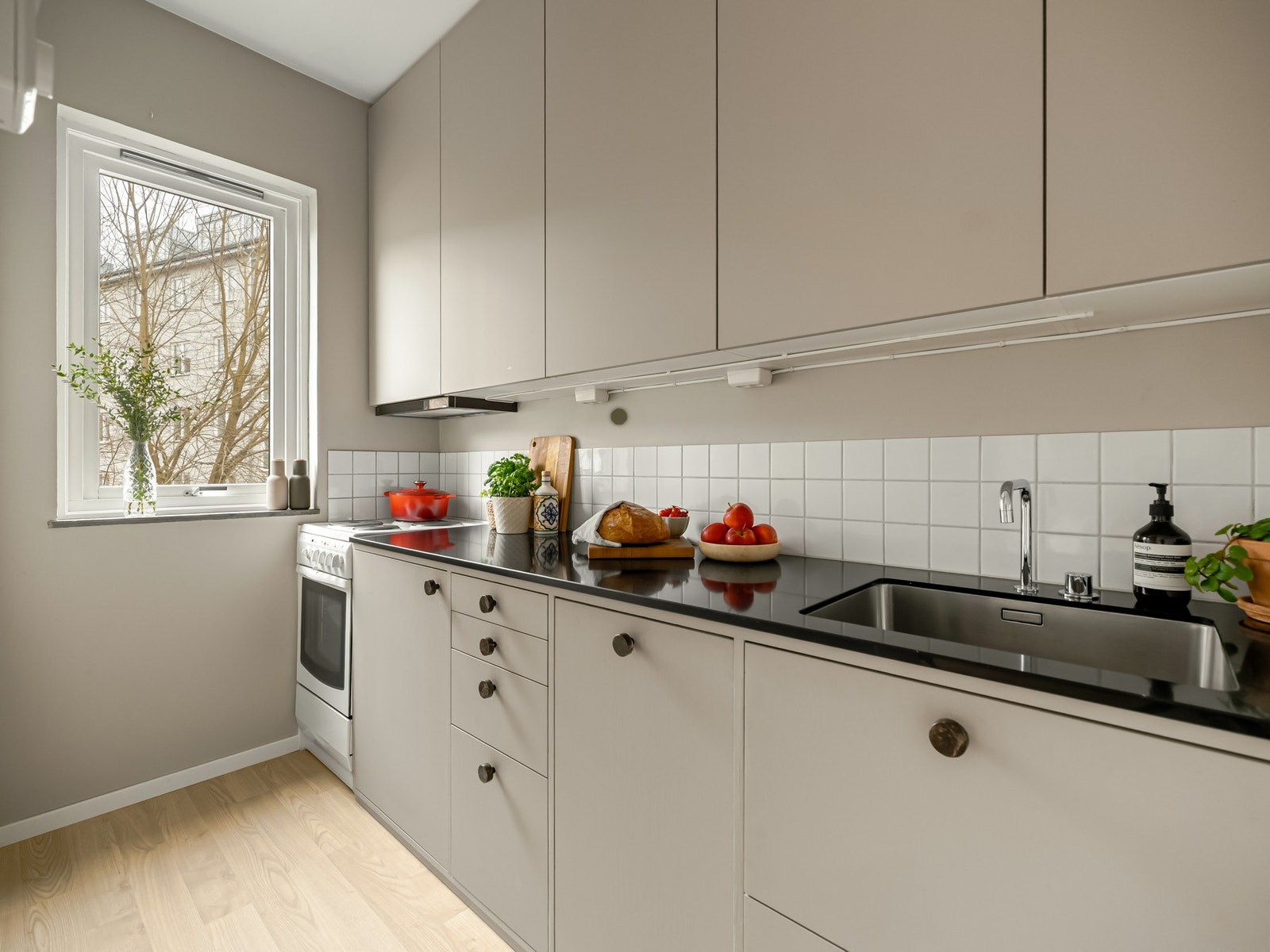 Dette er en super 1-roms med svært sentral og god beliggenhet i bydelen, i tillegg til at den er vendt i sin helhet mot bakgården. Denne kommer du til å like! Galleribilde