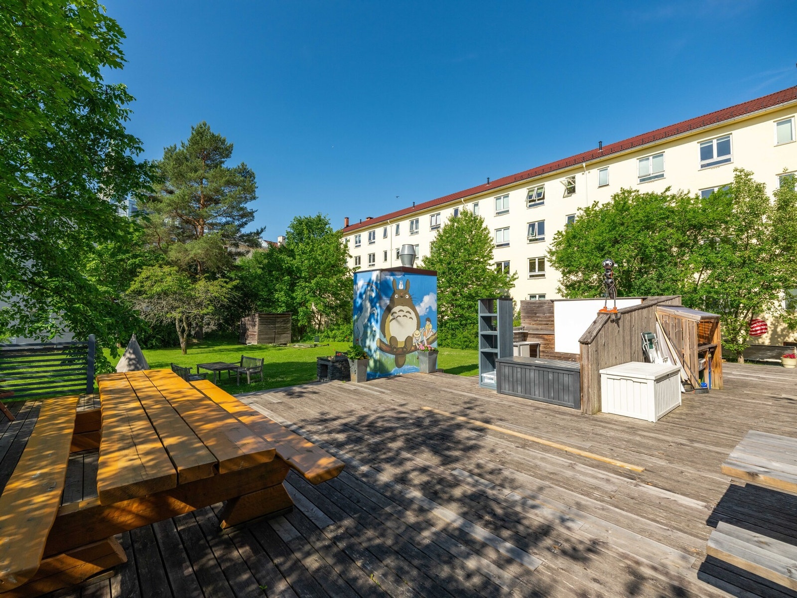 Borettslaget har en fantastisk prisbelønt bakgård, med gressplen, beplantning og platting. Denne er god å ha i sommerhalvåret! Galleribilde