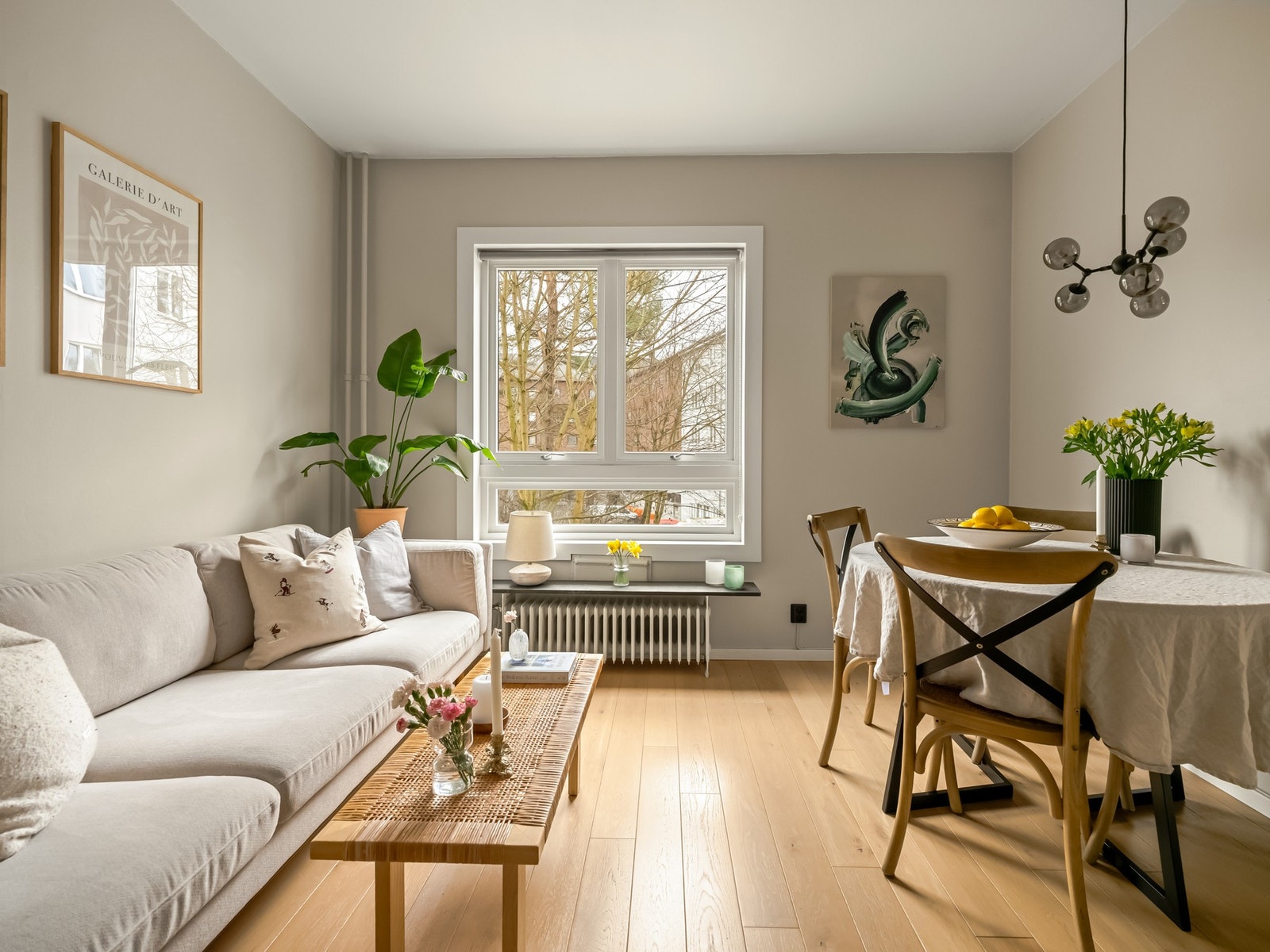 Vi fortsetter i det romslige oppholdsrommet. Her er det fin plass til både sofagruppe og spisebord. Galleribilde