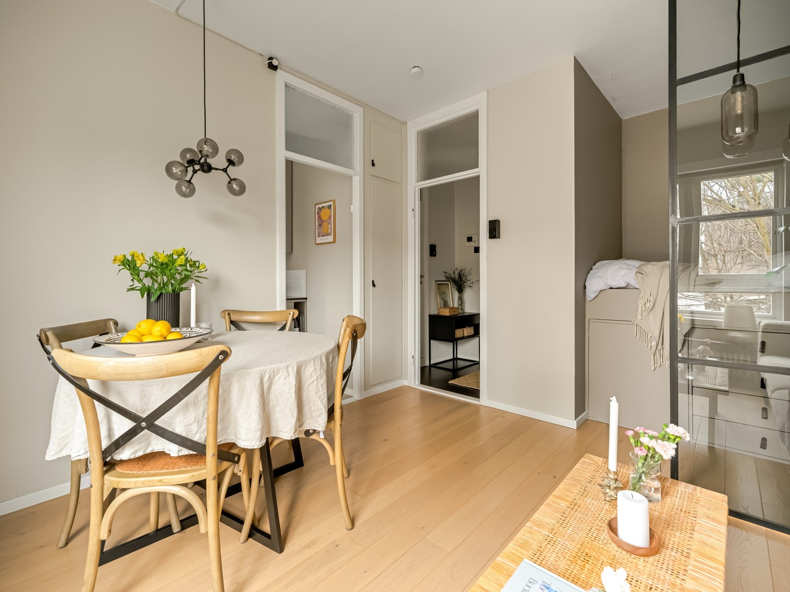 Om du skulle få besøk av tilreisende familie, kan vi praktisk informere om at borettslaget disponerer 2 stk gjesterom (ett i 3. etg. og ett i 5 etg.). Galleribilde