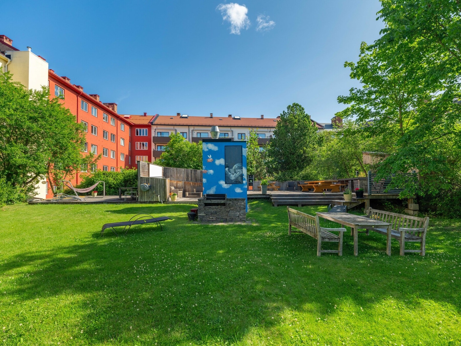 Vi tar en sniktitt på den prisbelønte bakgården, nå som vi beveger oss mot varmere tider. Her kan late sommerdager virkelig nytes! Galleribilde