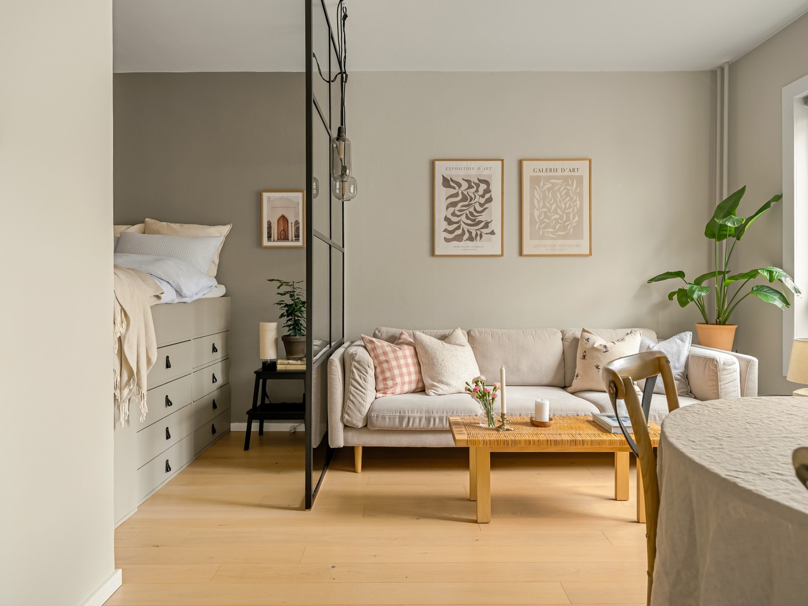 Det er verdt å nevne at både varmtvann, oppvarming og internett er inkludert i felleskostnadene. Dette byr på forutsigbare boutgifter. Galleribilde