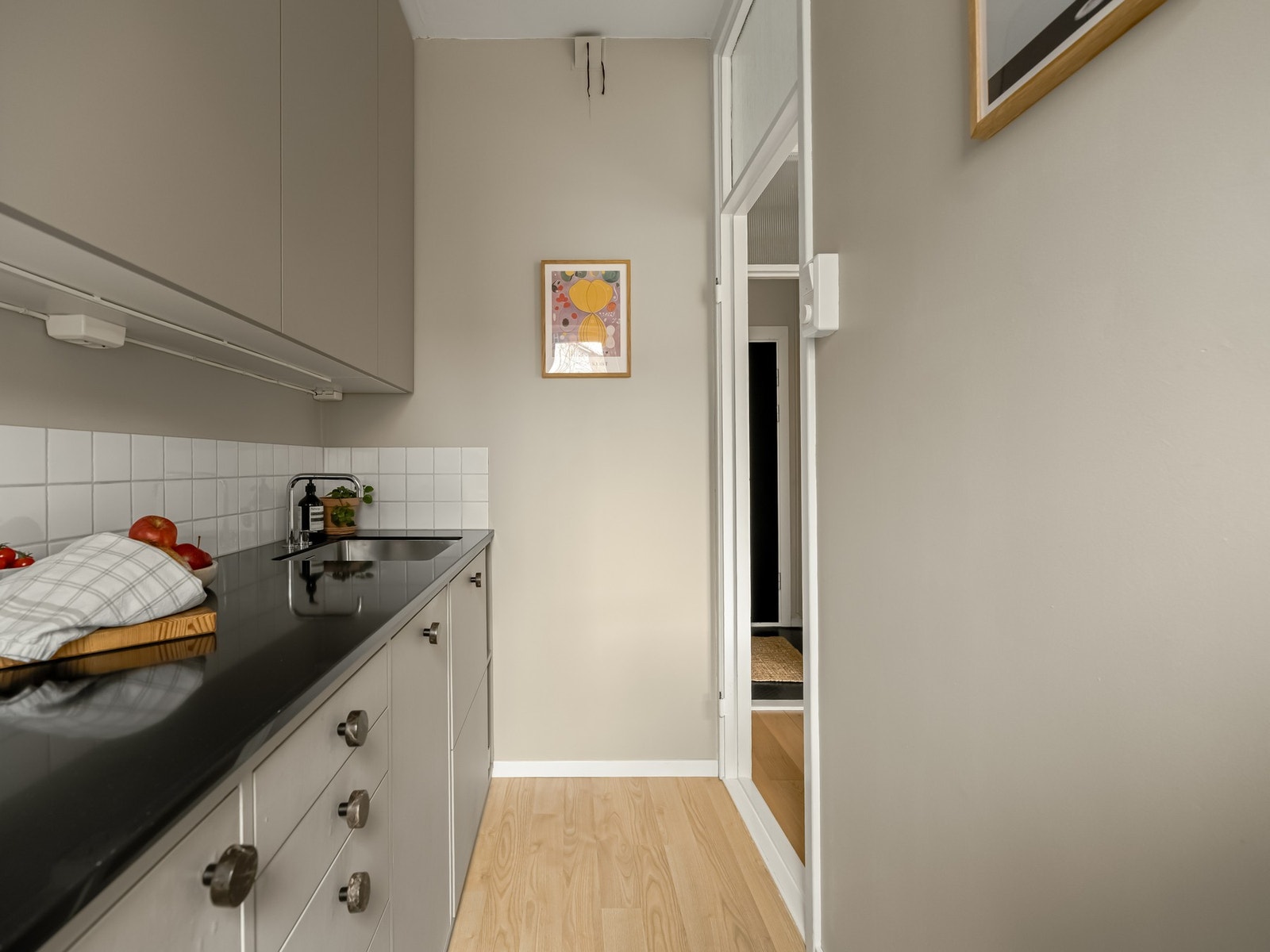 Det er godt med oppbevaring i både over- og underskap. Det er også et skap i oppholdsrommet. Galleribilde