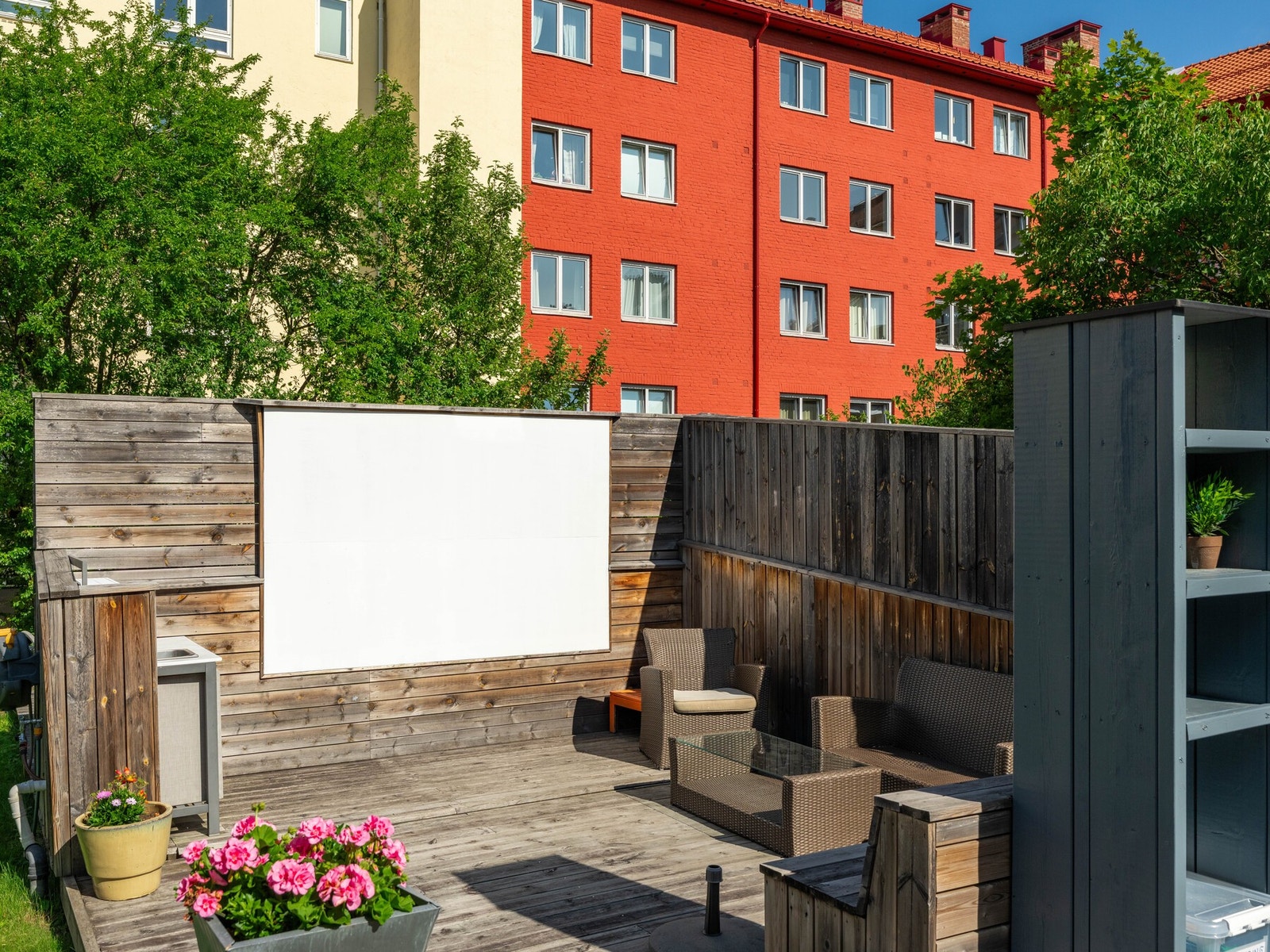 Felles grill kan fritt benyttes, og det er hyggelige sittegrupper og bord for å nyte grillmaten. Galleribilde