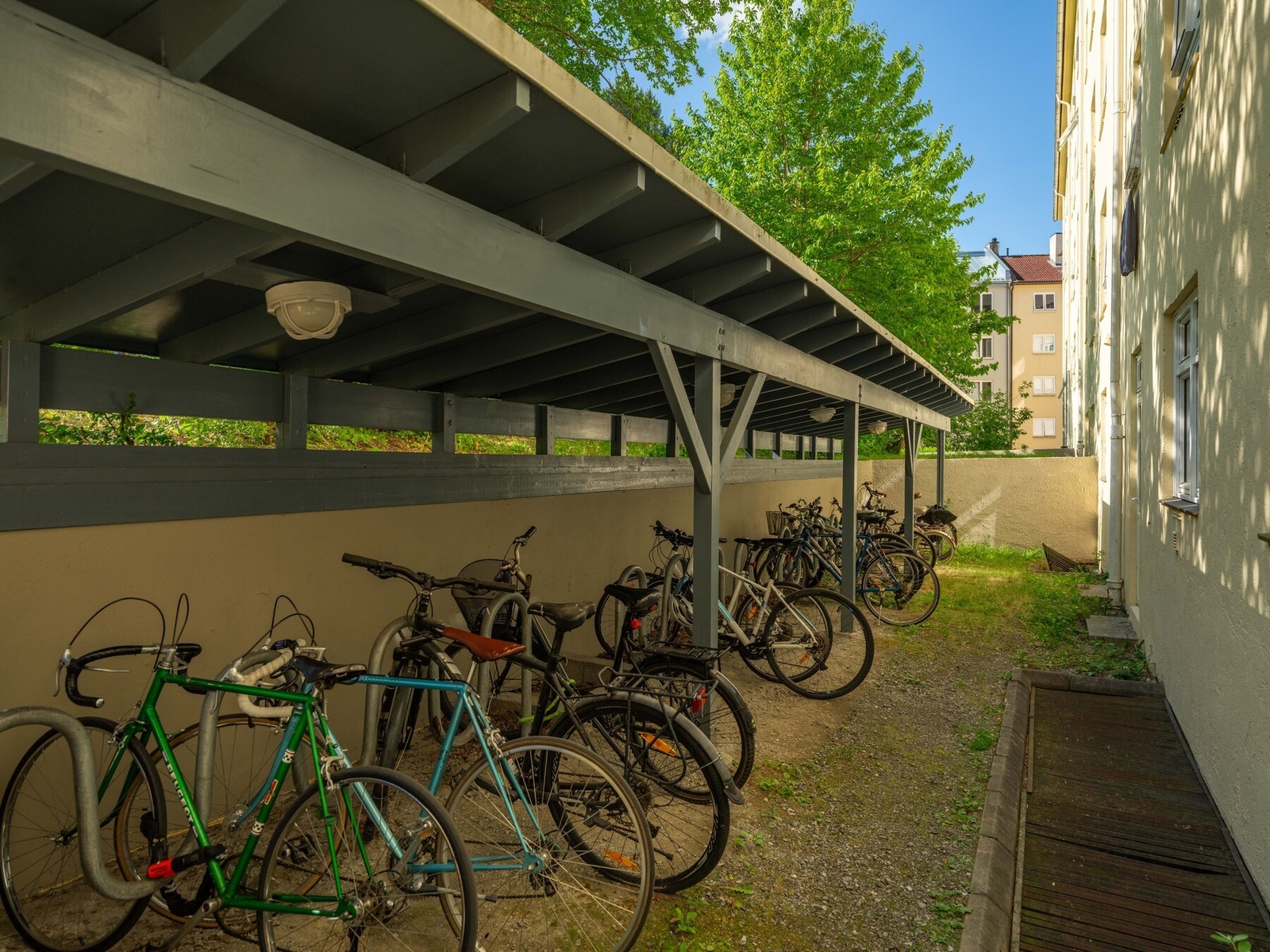 Borettslaget har felles sykkelparkering i uteområdet. Det er også sykkelparkering i kjeller. Galleribilde