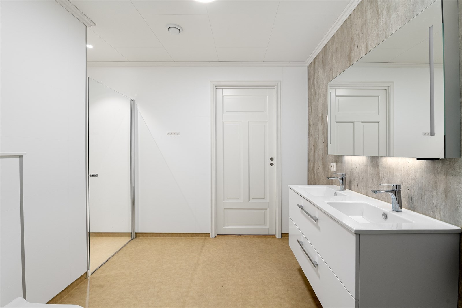 Rommet har innredning med dobbel servant nedfelt i servantskap, speil med lys, vegghengt toalett som er lekkasjesikret med safetybag og dusjhjørne med glassdør. Galleribilde