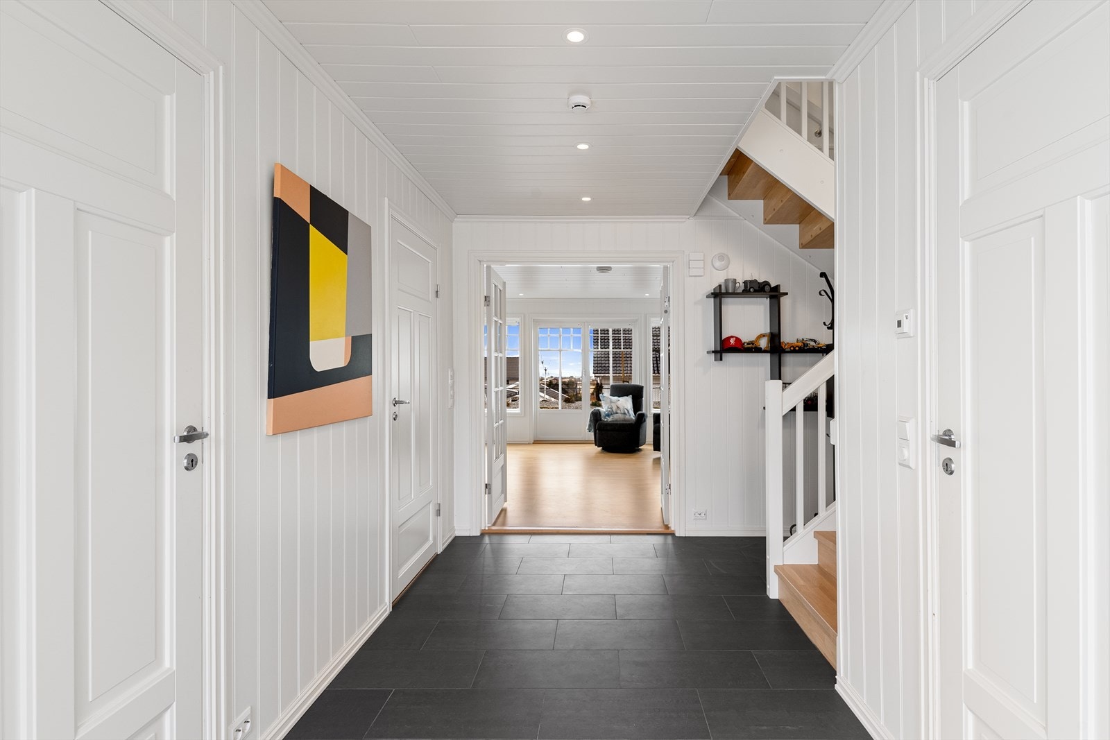 I boligens hovedetasjer finner man stue/kjøkken, et soverom, toalettrom, bad og vaskerom. Galleribilde