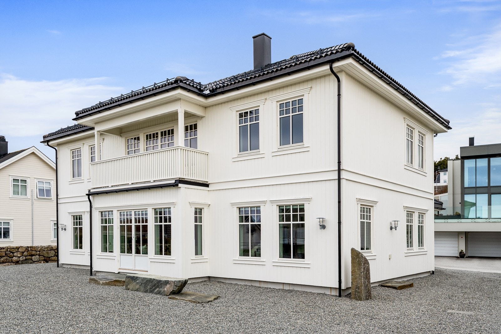 Boligen har malte trevinduer med 3-lags glass. Galleribilde