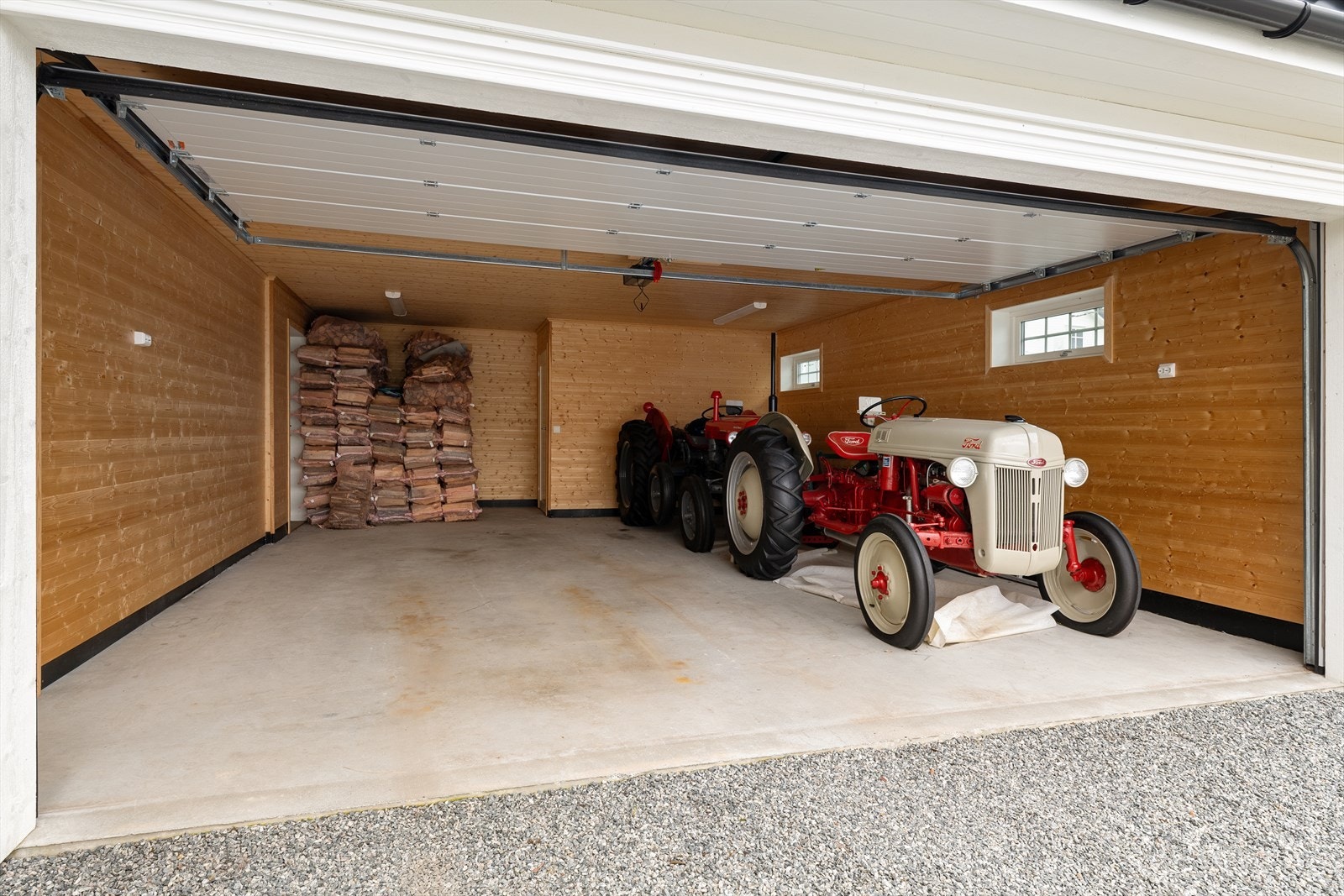 Dobbel garasje med garasjeport som er motorisert
leddport av metall. Galleribilde