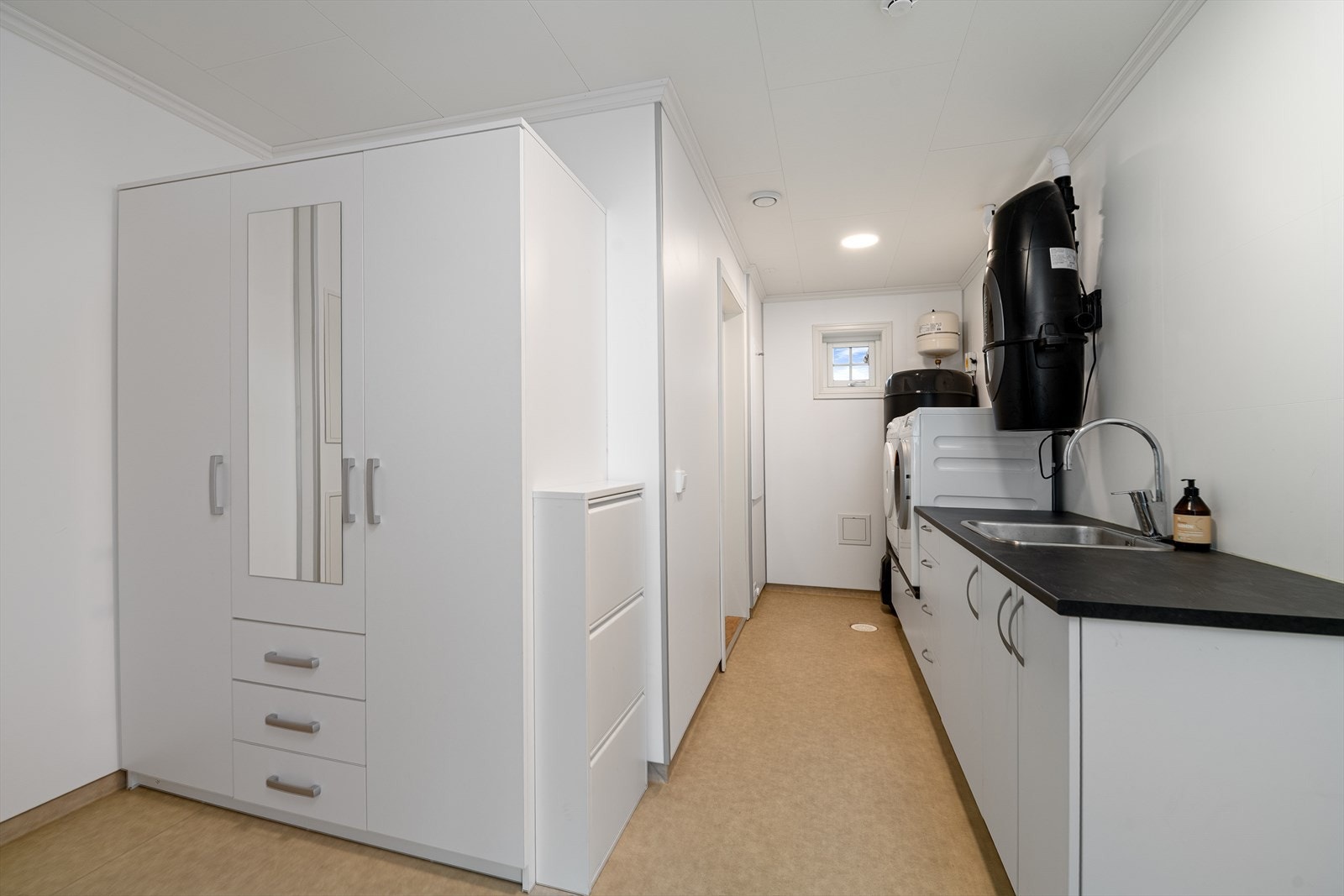 Rommet har baderomsplater på vegger, malte plater i tak, vinylbelegg på gulv samt elektriske varmekabler. Galleribilde