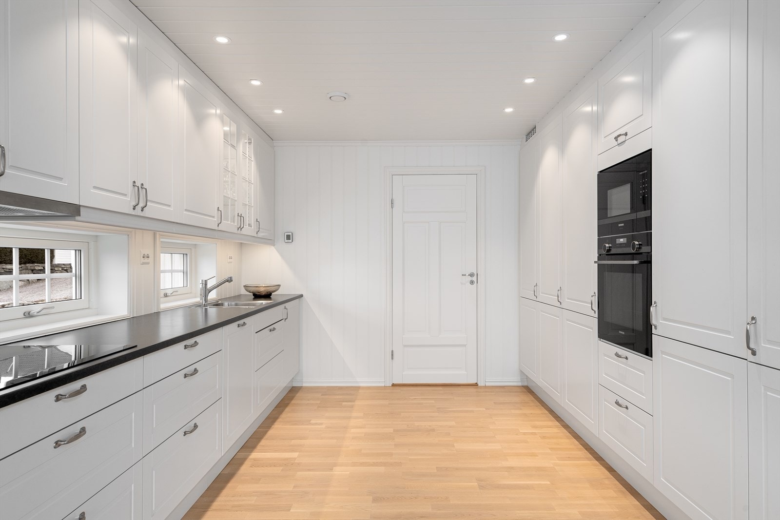 Fra kjøkkenet har man adkomst til vaskerommet Galleribilde