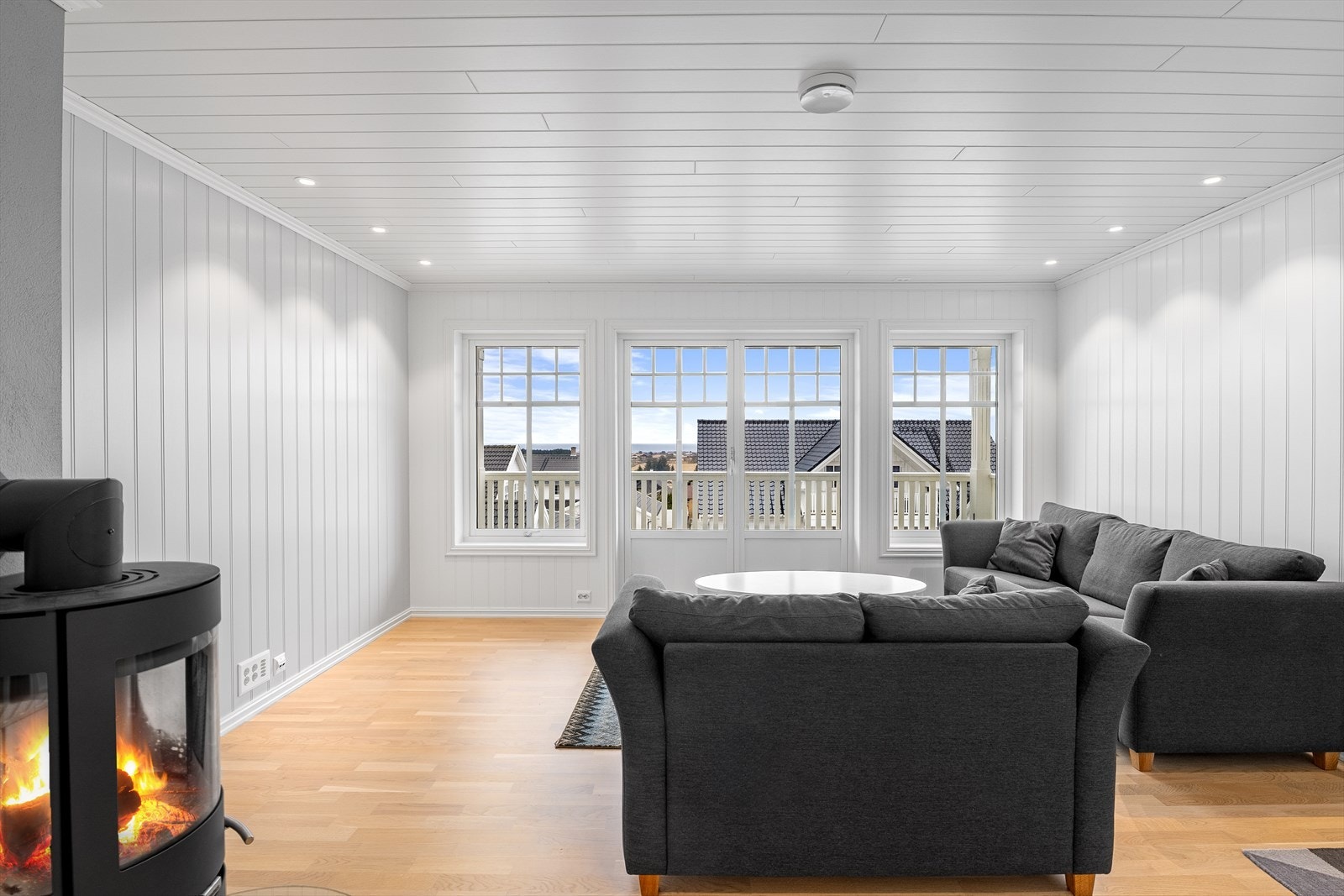 Loftstuen har vedovn og utgang til balkong. Galleribilde