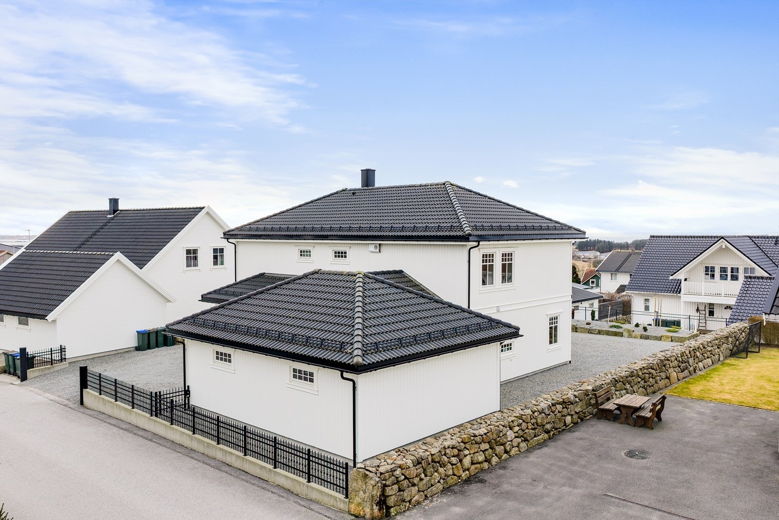 I Stokkalandsmarka er det barnehage og flotte turområder i Haugstadskogen. Det er ca. 4 km til Vigrestad sentrum og jernbanestasjon. Her ligger også skoler, butikker og andre servicetilbud. Avstand til Vigrestad Idrettsklubb er ca. 3 km. Galleribilde