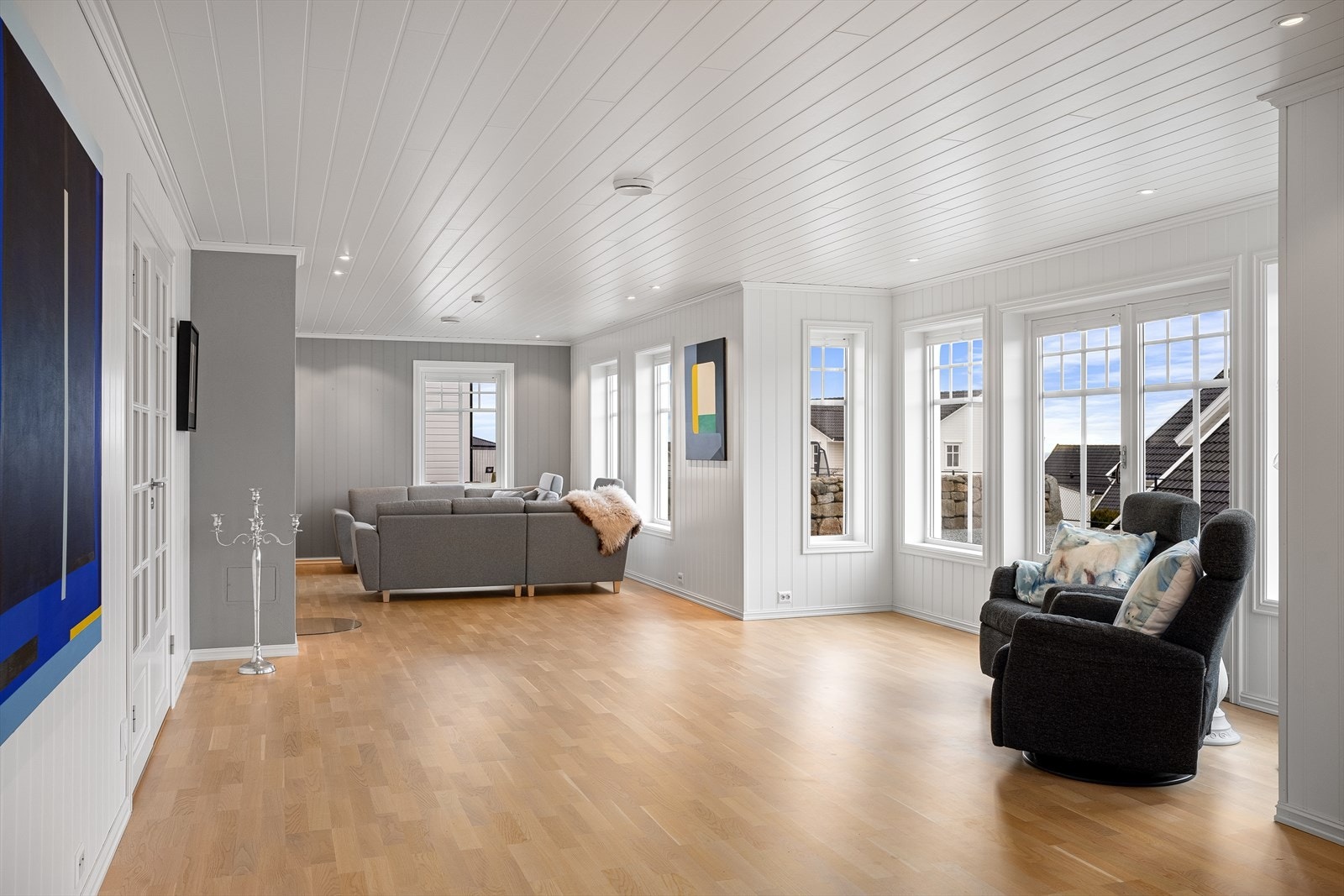 Stuen i hovedetasjen har vindu fra 3 sider som gir rommet rikelig med dagslys Galleribilde