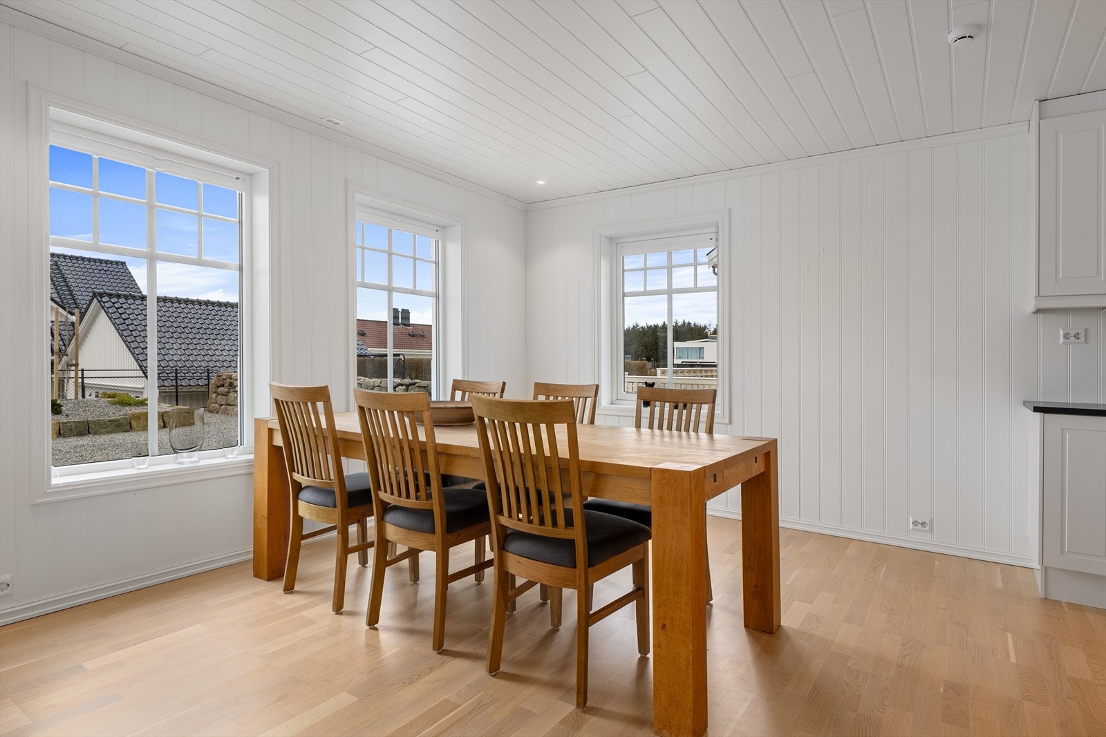 Ved kjøkkenet finner man god plass til spisebord. Galleribilde