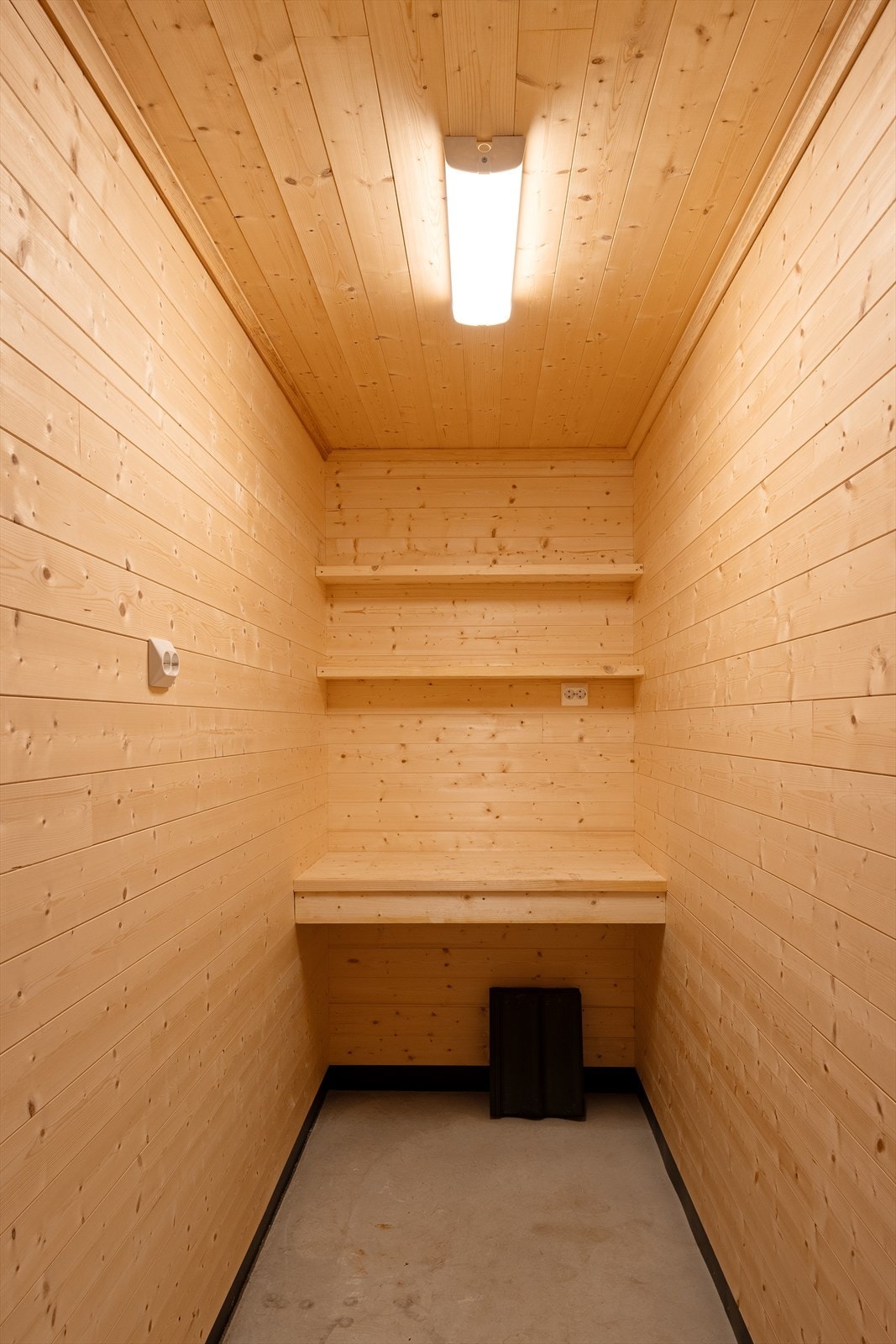 Bod i garasjen har praktiske hyller for oppbevaring. Galleribilde