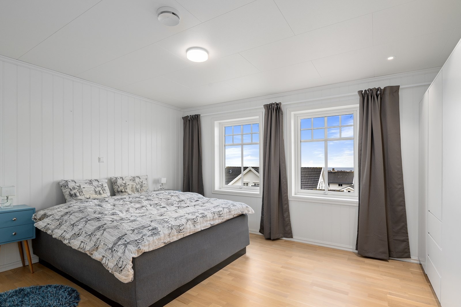 Hovedsoverommet er romslig med god plass til dobbeltseng Galleribilde