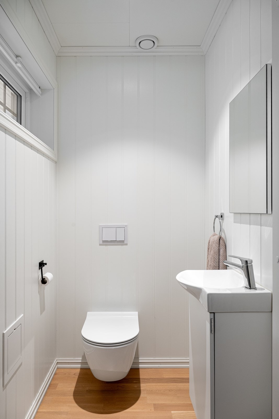 Toalettromet har parkett og varmekabler i gulv, MDF plater på vegger og malte takplater i tak. Galleribilde