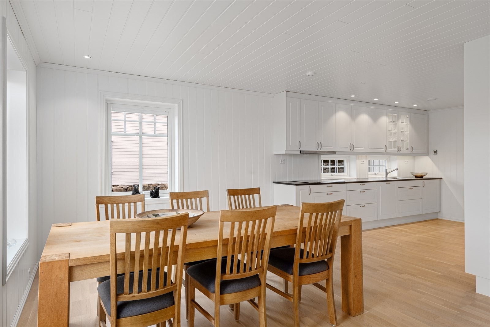 Spiseplassen skaper en naturlig overgang til kjøkkenet. Galleribilde