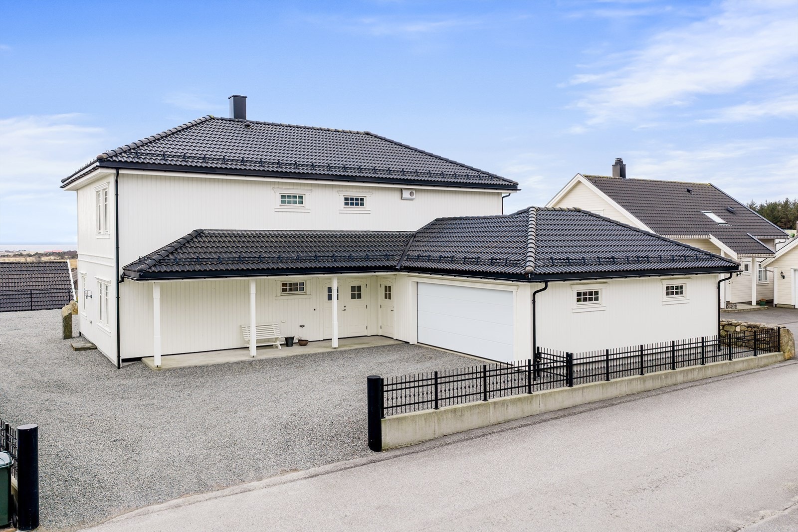 Parkering i garasje og gårdsrom. Galleribilde