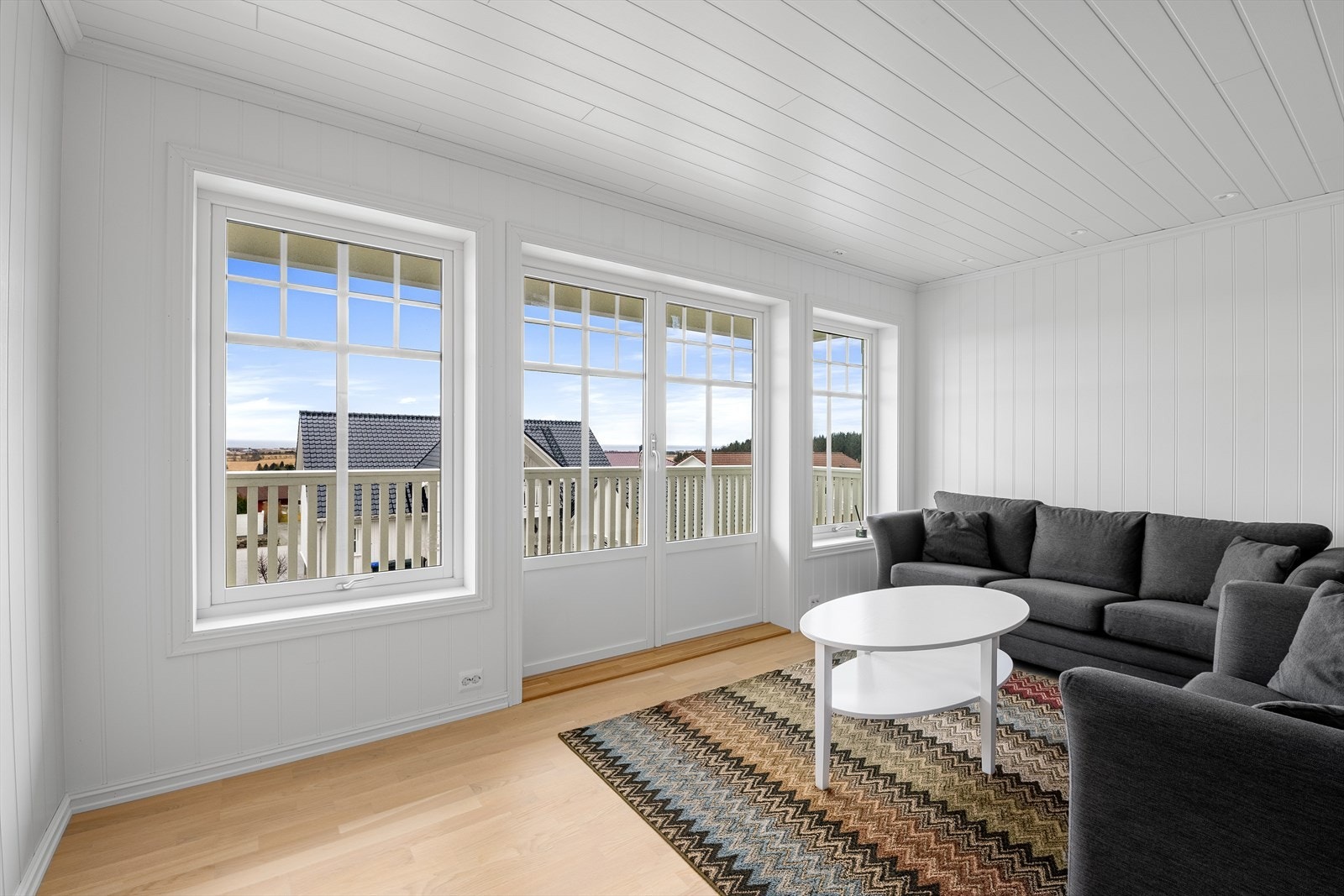 2. etasje byr på en loftstue, 4 soverom, bod og bad. Galleribilde