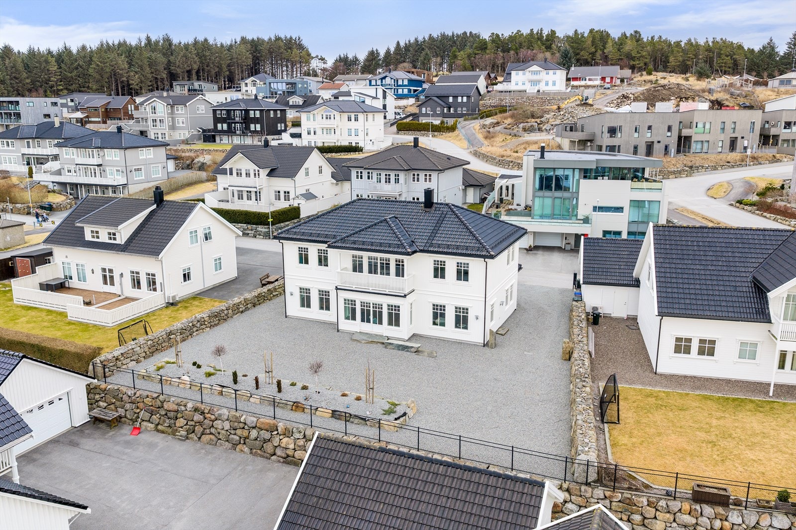 Eneboligen går over to etasjer og byr blant annet på 5 soverom og 2 stuer Galleribilde