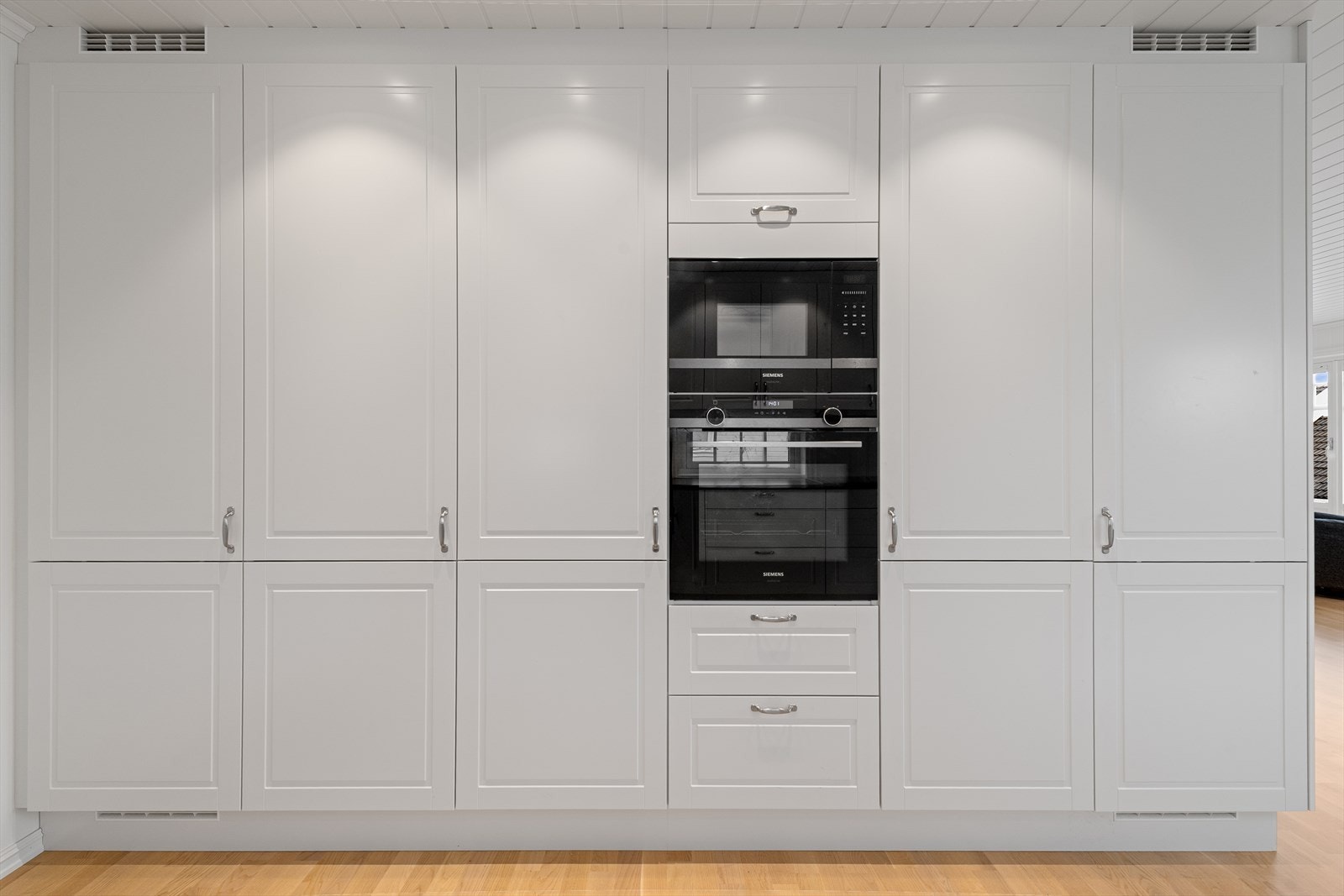 Her har man god oppbevaringsplass i skuffer og skap Galleribilde