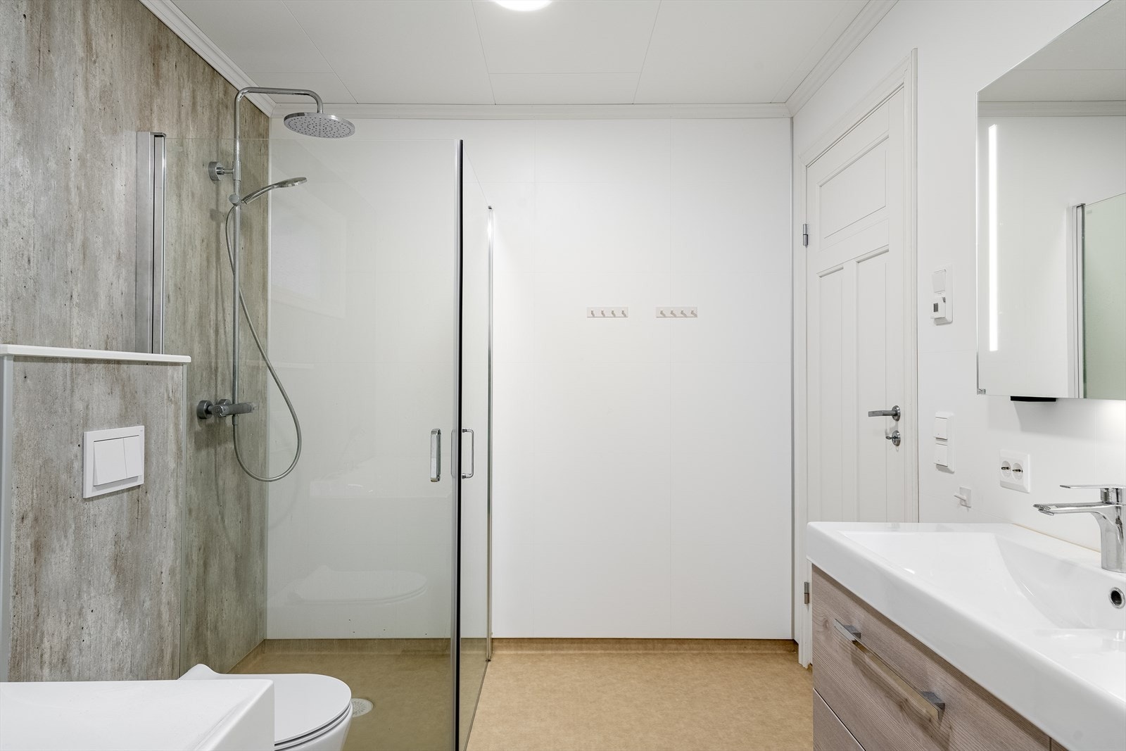 Badet i 2. etasje har baderomsplater på vegger, malte plater i tak, vinylbelegg på gulv og elektriske varmekabler. Galleribilde