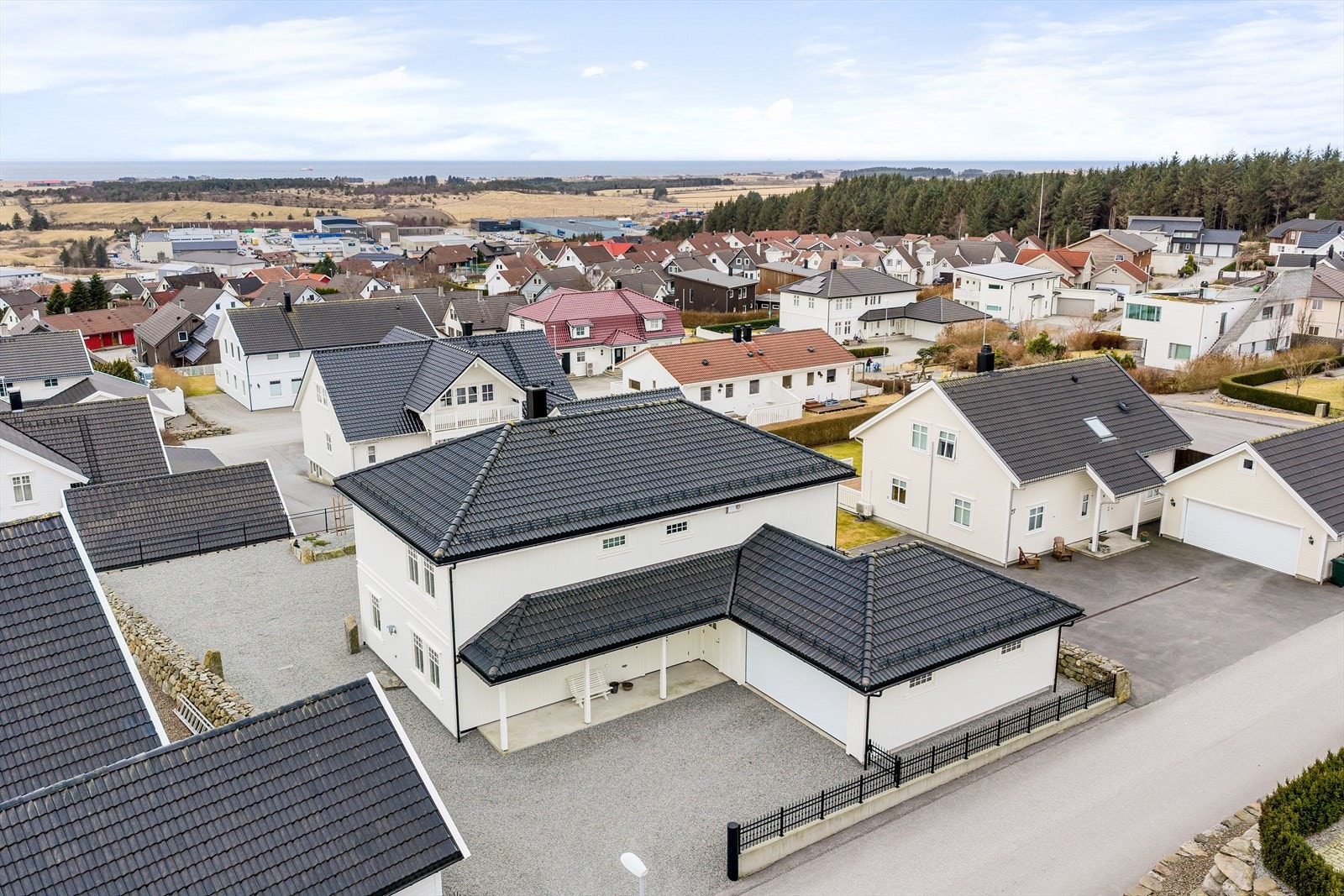 Tomten er opparbeidet med singel. Galleribilde