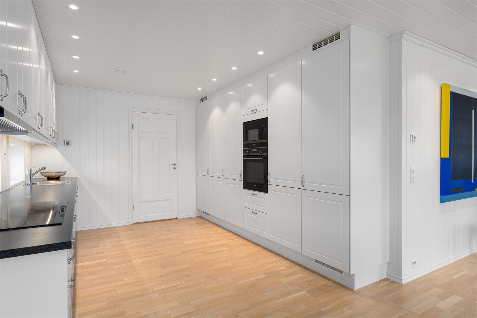 Kjøkkenet er utstyrt med komfyrvakt med sensor ved koketopp, og med sensor under vask som er trådløst tilknyttet magnetventil/automatisk lekkasjestopper ved boligens vanninntak. Galleribilde