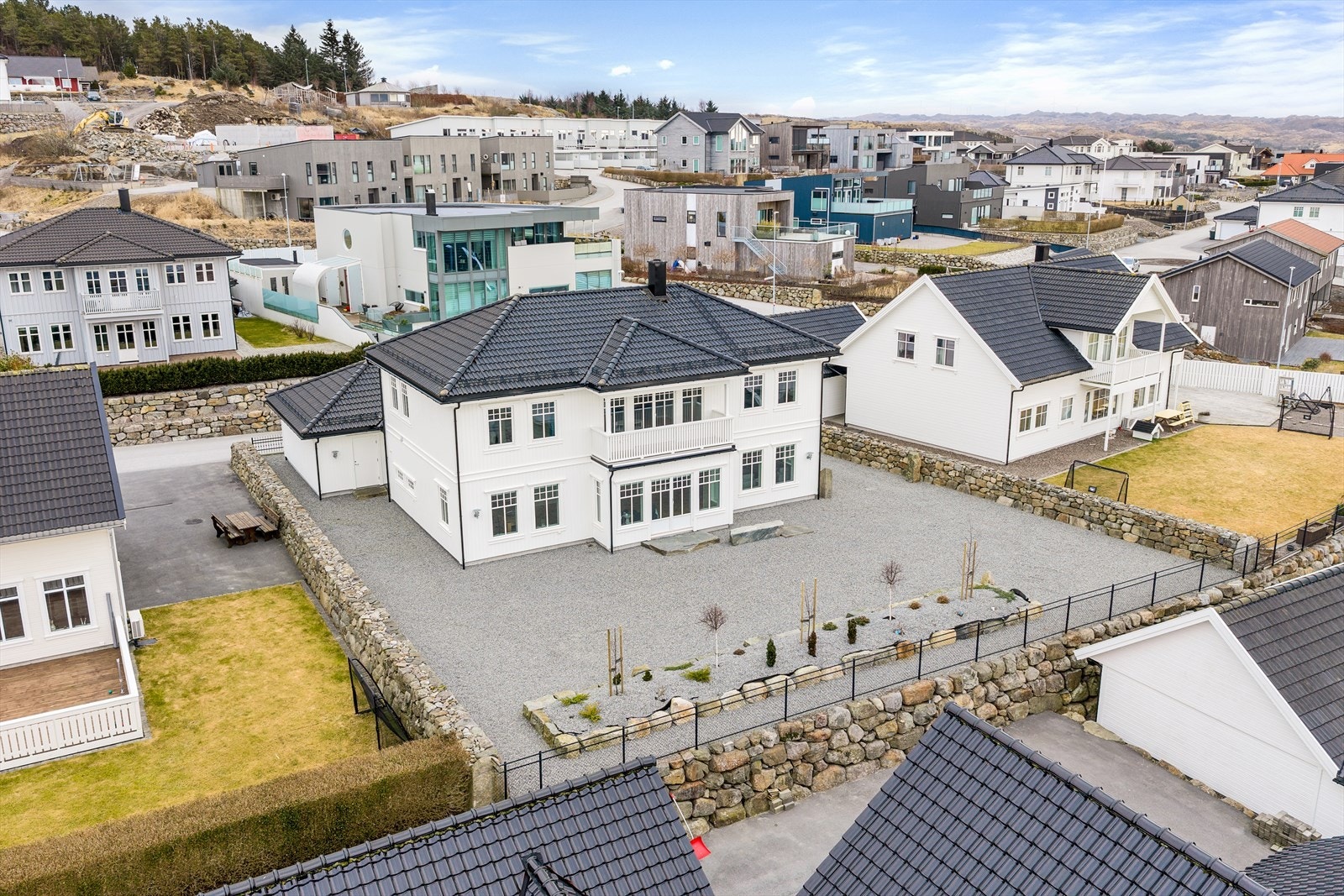 Tomten er på ca 676 kvm og er opparbeidet med singel og bed. Galleribilde