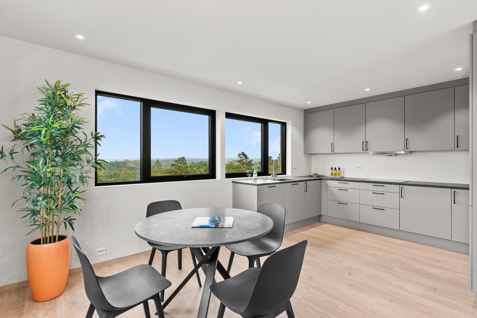 Det er plass til koselig spisegruppe på kjøkkenet. Galleribilde