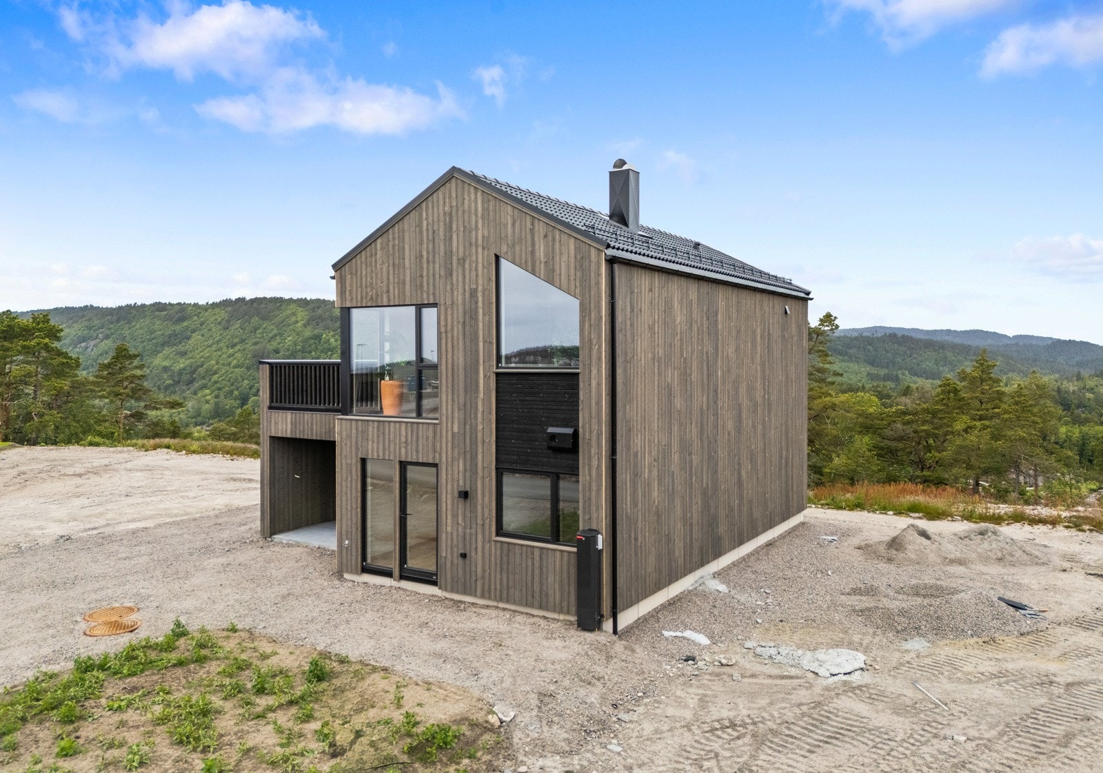Helt ny familiebolig med oppgraderte løsninger. Solrik hjørnetomt med utsikt! Carport og stor terrasse! Galleribilde