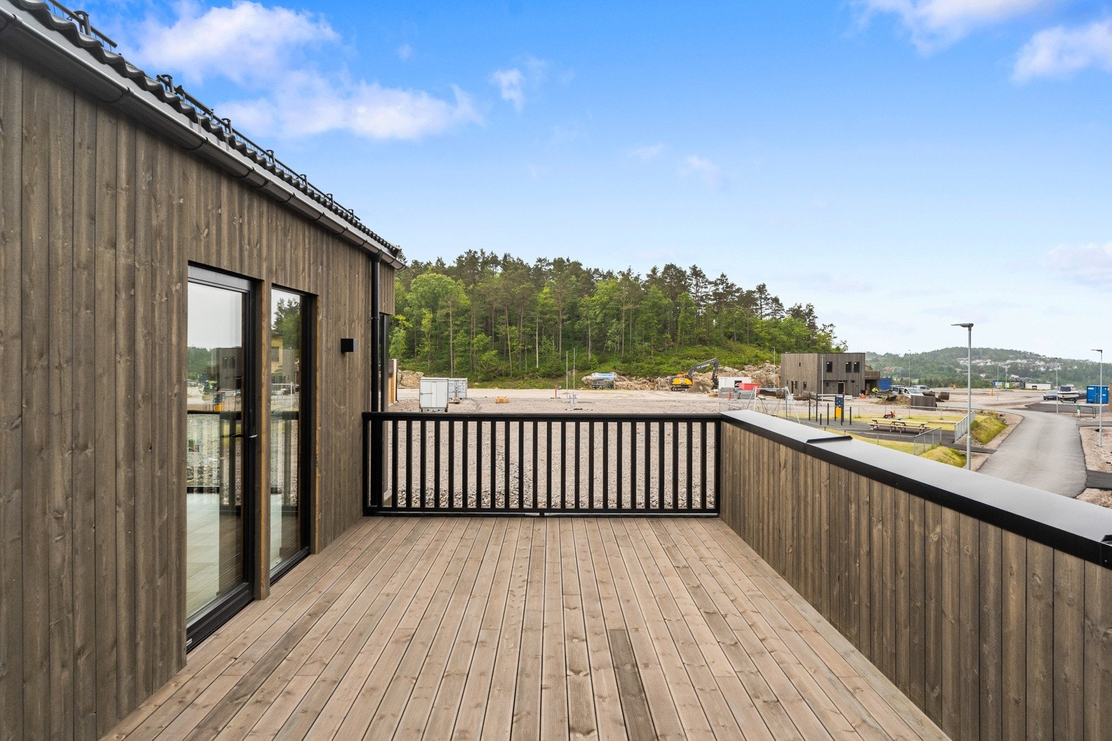 Terrassen er solrik og har flott utsikt mot omgivelsene. Galleribilde