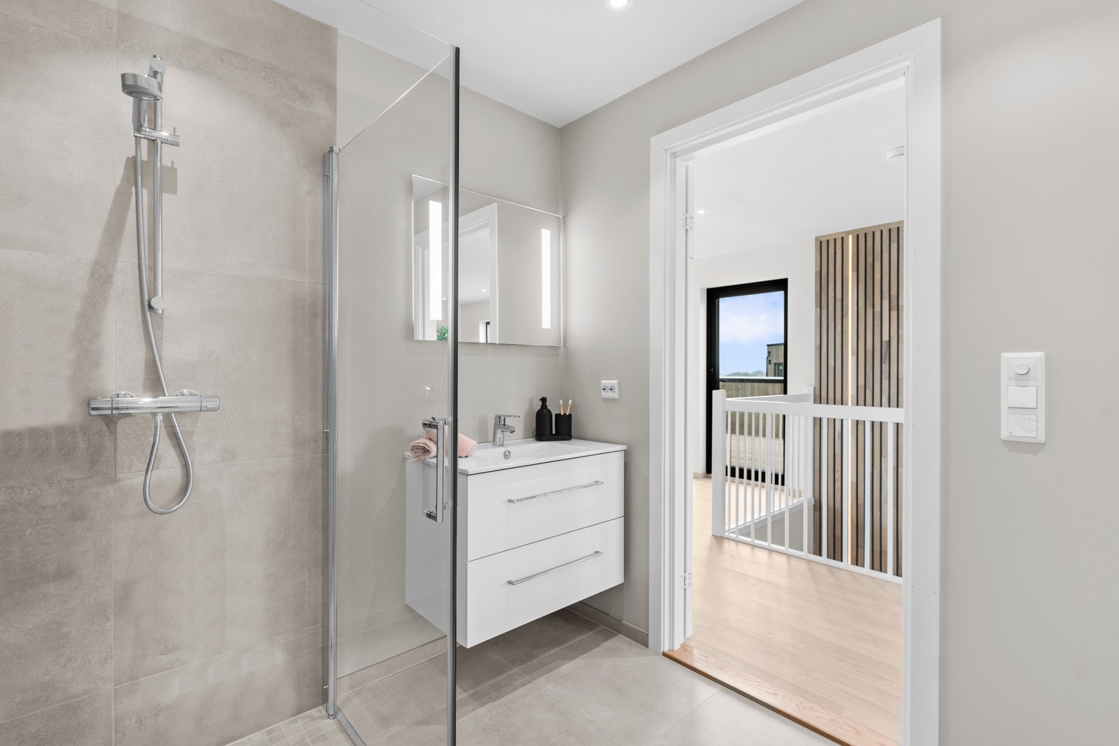 Lekkert innredet bad med 60*60 flis på gulv, flis i dusjhjørne og malte vegger. Galleribilde