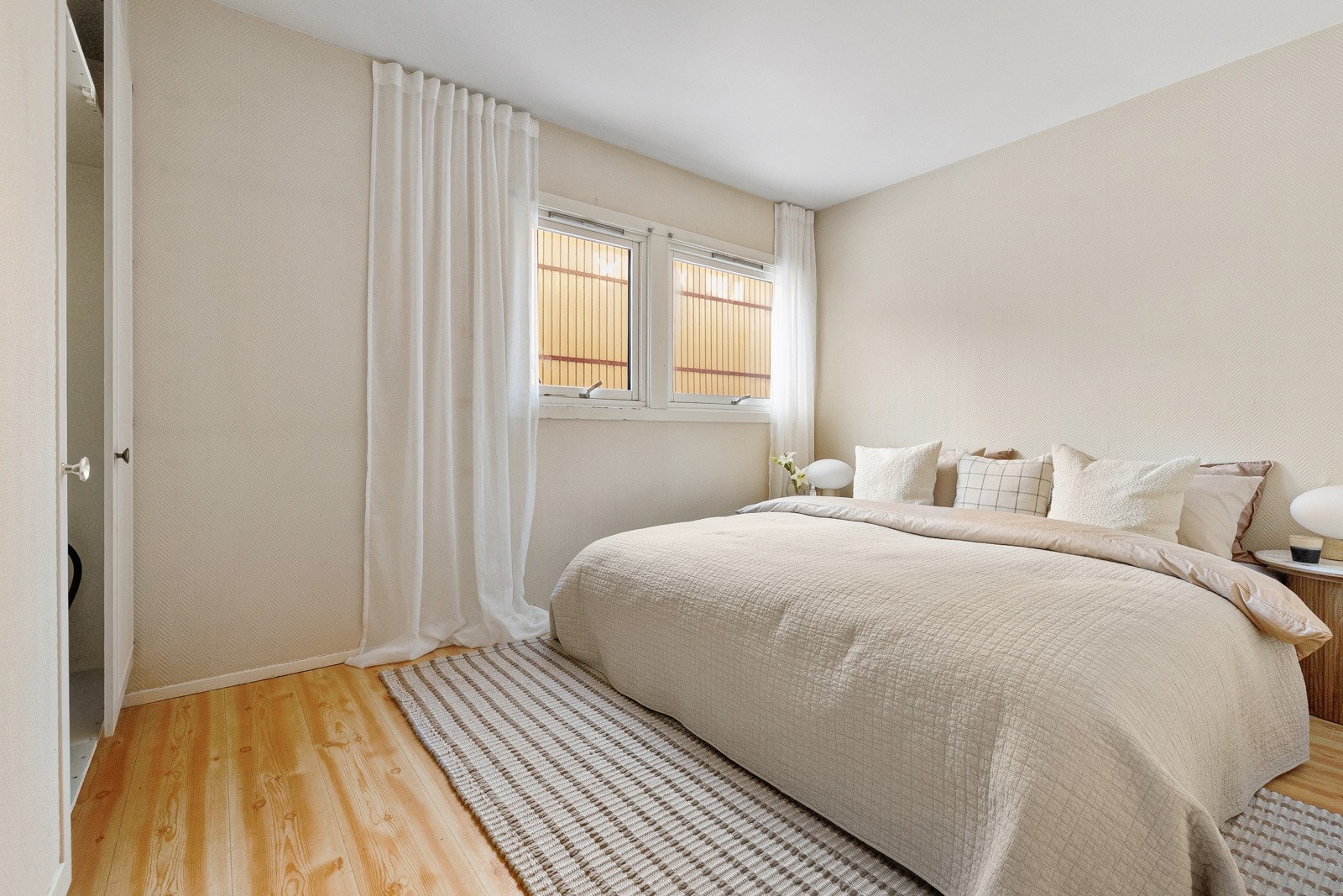 Stort soverom med god plass til dobbeltseng, nattbord og garderobeskap Galleribilde