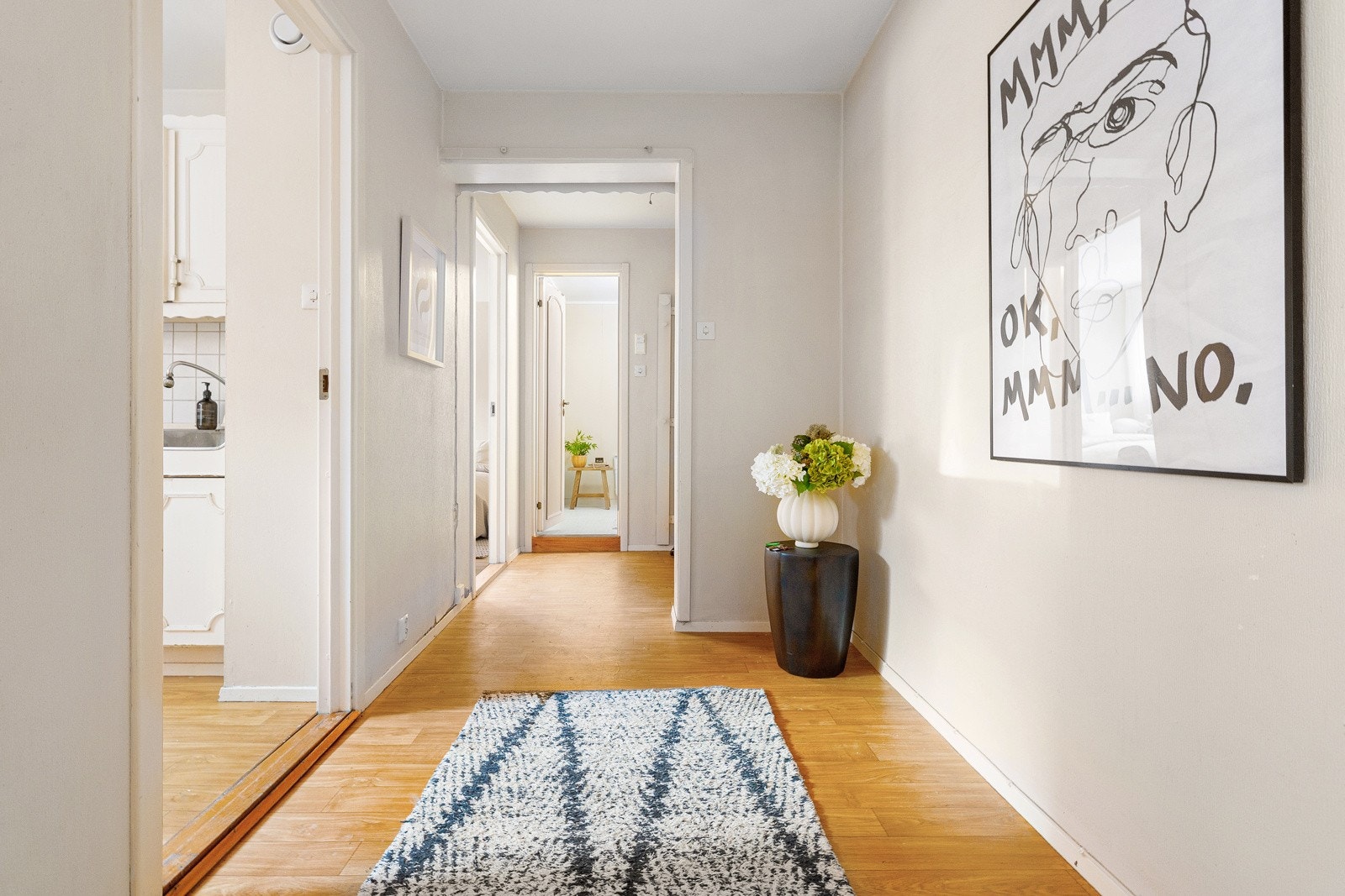 Entréen har god plass til garderobskap. Galleribilde