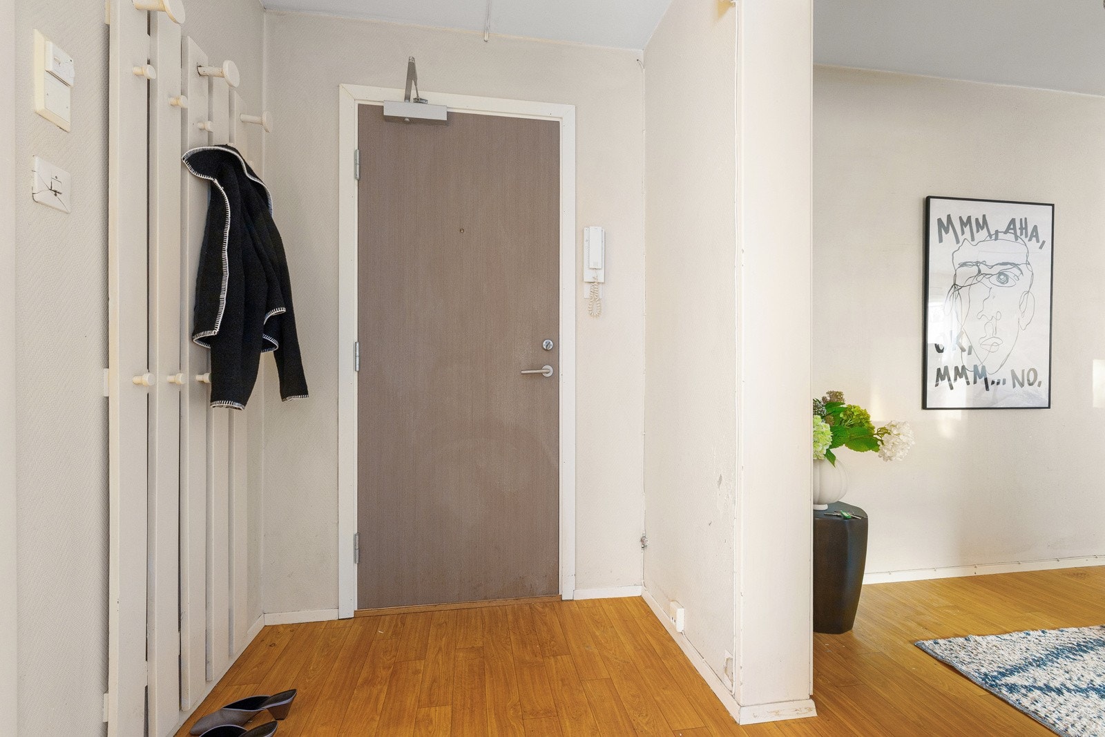 Velkommen inn - Leiligheten har en god intern beliggenhet i byggets 2. etasje med heisadkomst. Galleribilde