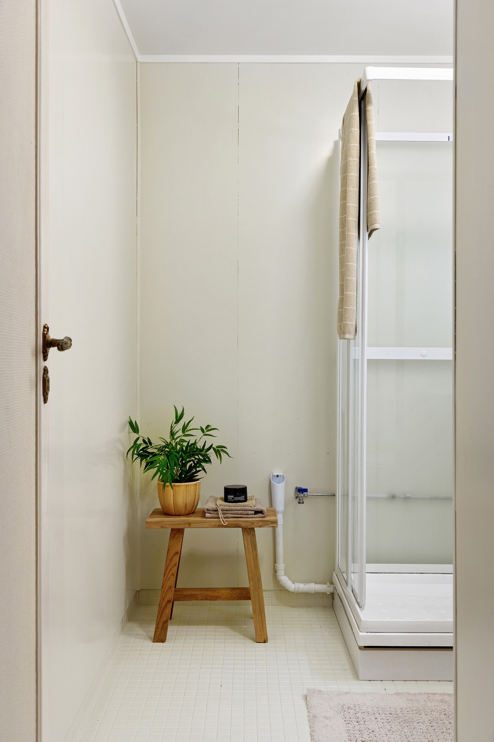 Eldre bad med flis på gulv og våtromsplater på vegger. Galleribilde