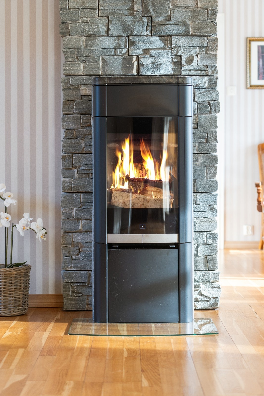 I stua er det både peisovn og varmepumpe Galleribilde