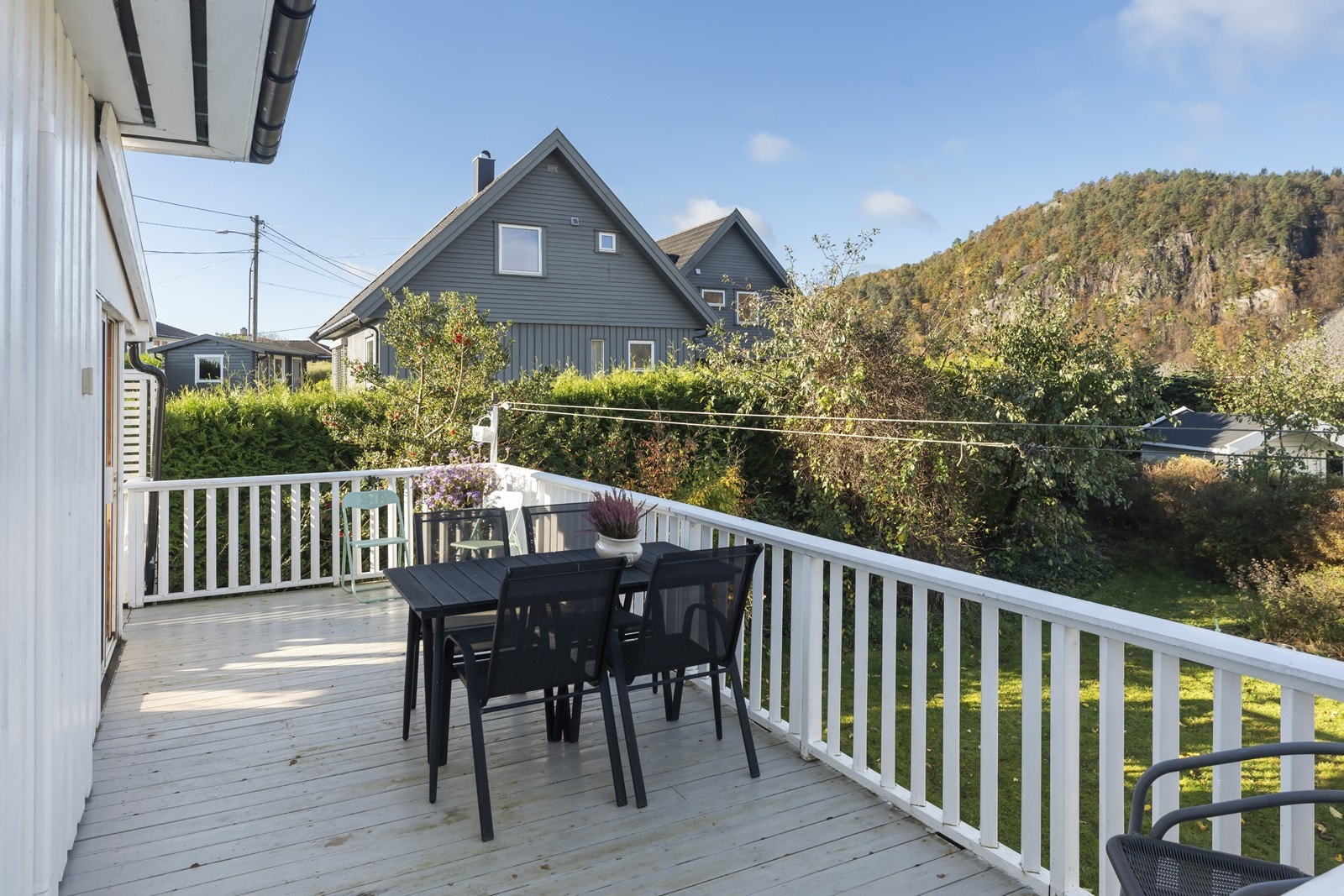 Terrassen går sammenhengende fra frem- og til baksiden av boligen. Galleribilde