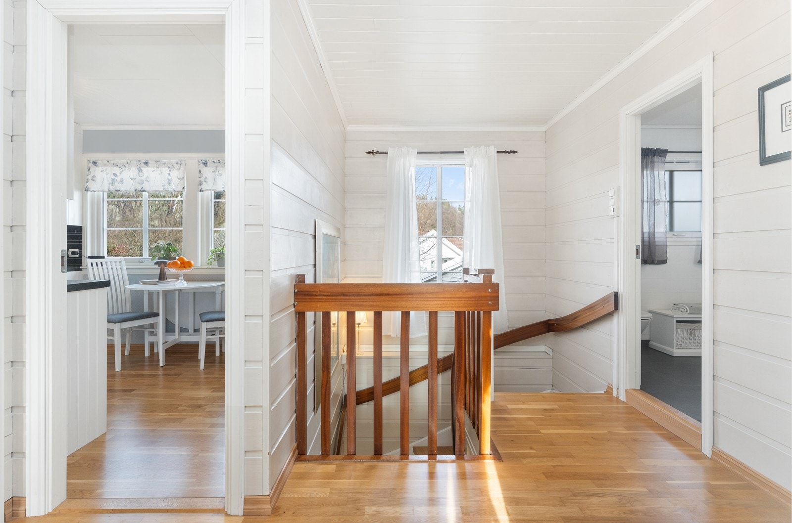 Velkommen opp! Etasjen inneholder 2 soverom, kjøkken, stue og bad. Galleribilde