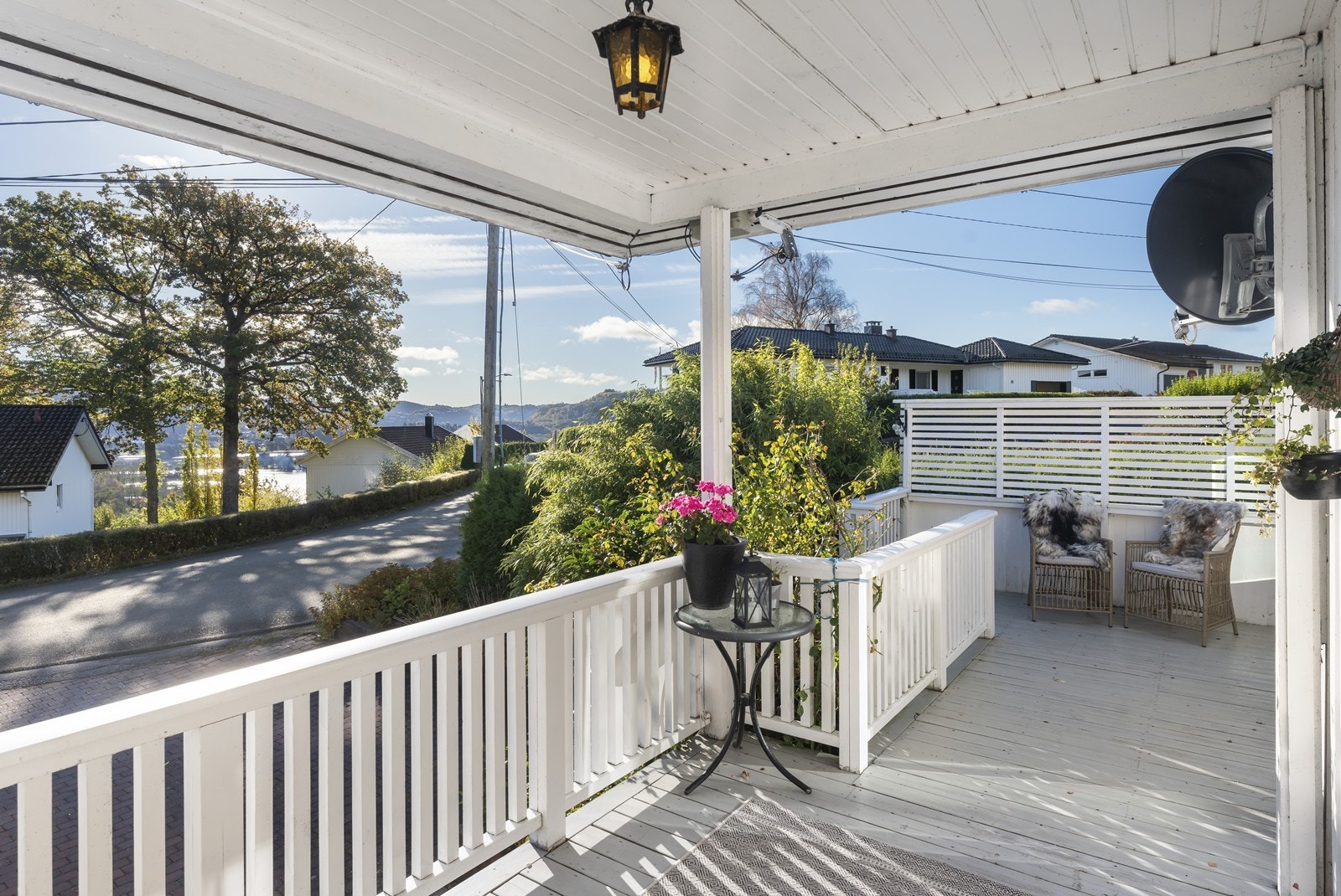 Overbygde terrasser med mange fine sitteplasser Galleribilde